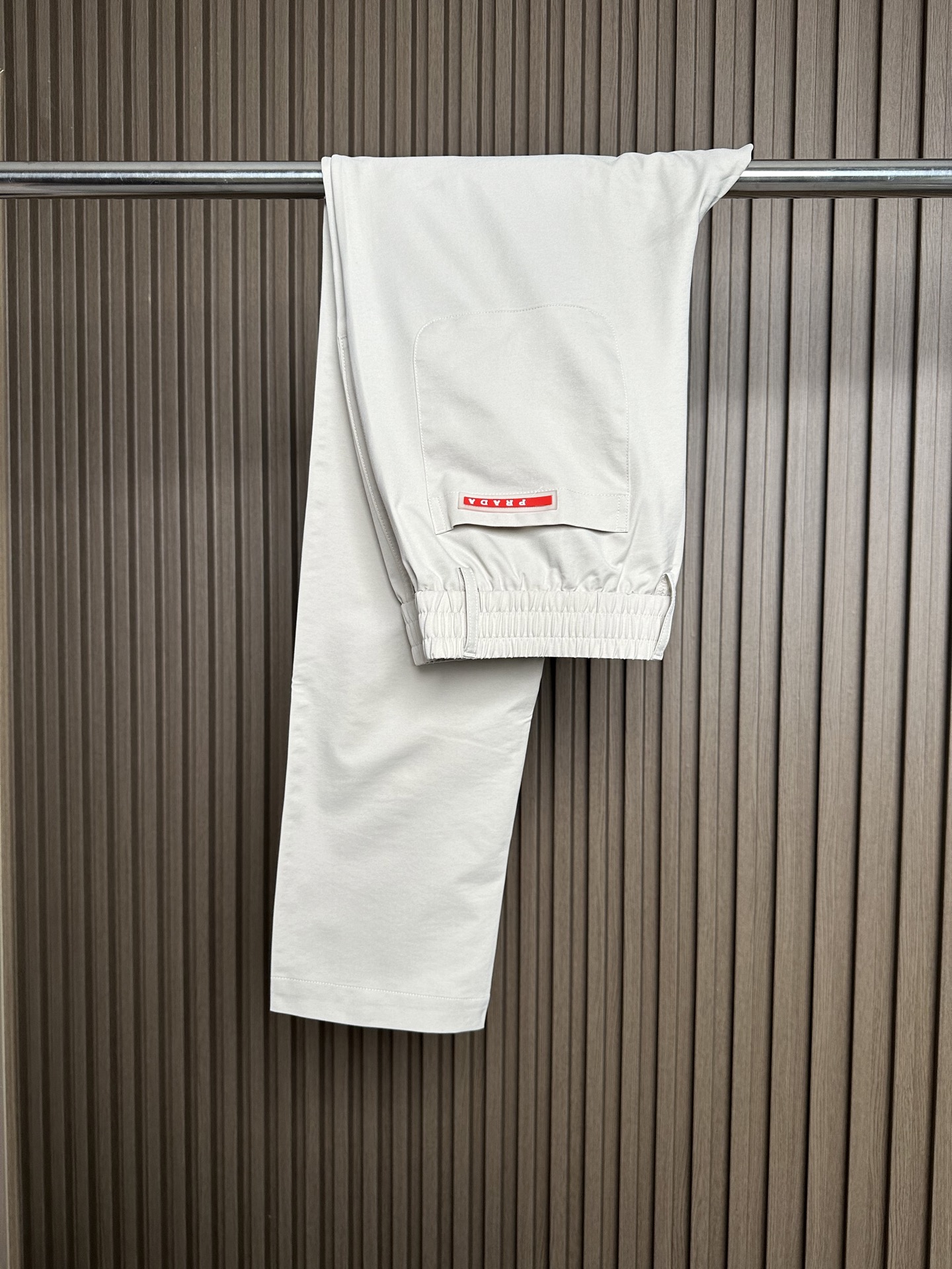 NO:836506,Size XL.2XL.3XL.Prada men's casual pants. The latest upper body style is invincible!  You can definitely close your eyes and close your eyes. This type of pants is very versatile and has an elastic waist. It can be worn in daily work and outdoor sports. It is the perfect combination of fashion, leisure and outdoor sports, so it is your best choice whether you wear it daily or outdoors. Extreme comfort and quick perspiration are the most popular focus, improving the wearing comfort. It is suitable for aerobic exercise and cross-country running. This type of running casual pants has an extremely wide range of applications, allowing you to naturally maintain your love for sports in the summer, and can also be worn in leisure life.  Size M-3XL,,prada,19860909码数XL.2XL.3XL.Prada男士休闲裤 最新款上身版型无敌正！ 绝对可以闭眼收的一款 此款裤子非常百搭,弹力腰围,日常上班 户外运动都可以穿着,是时尚休闲与户外运动的完美结合,所以无论您平时穿或者户外穿都是您的最佳选择. 极致舒适和快速排汗是备受青睐的重点,提升穿着舒适度,适合有氧运动和越野跑条件下穿着,此款是一件适用范围极其广泛的跑步休闲裤,让你在夏天自然可以保持对运动热爱,也可以在休闲生活中穿着 码数M-3XL,,prada,,Men's clothing