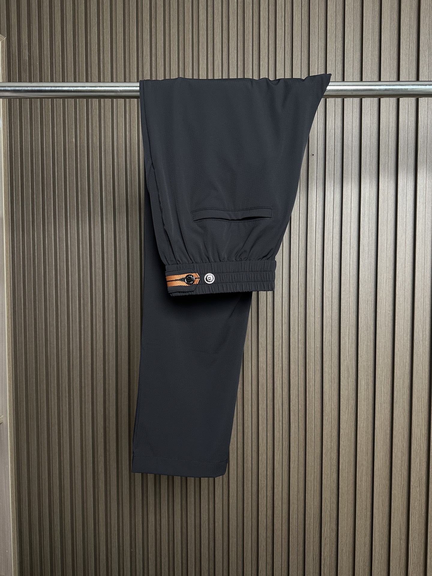 NO:836510,ZEG26 spring and summer new style. The fabric has an excellent skin-friendly feel. Straight-leg casual pants. Classic style. Suitable for both business and leisure. Classic webbing embellishment. The front and rear pockets are designed to be low-key and highlight the details. Create a balanced elegance in contrast. The fabric has an excellent soft feel and makes the upper body comfortable and breathable. It absorbs moisture and perspiration while supporting a stiff and drapey feel. It can be matched with business and leisure. Size M-3xL,,19860909ZEG26春夏新款 面料有着极好的亲肤感 直脚休闲裤 经典款 商务休闲都实穿的一款 经典织带点缀 前后口袋设计低调而显细节亮点 在对比中营造平衡的优雅 面料有着极好的柔软手感 让上身舒适透气 吸湿排汗的同时又能支撑挺括垂感 商务休闲都能很好搭配 .码数M-3xL,,,Men's clothing