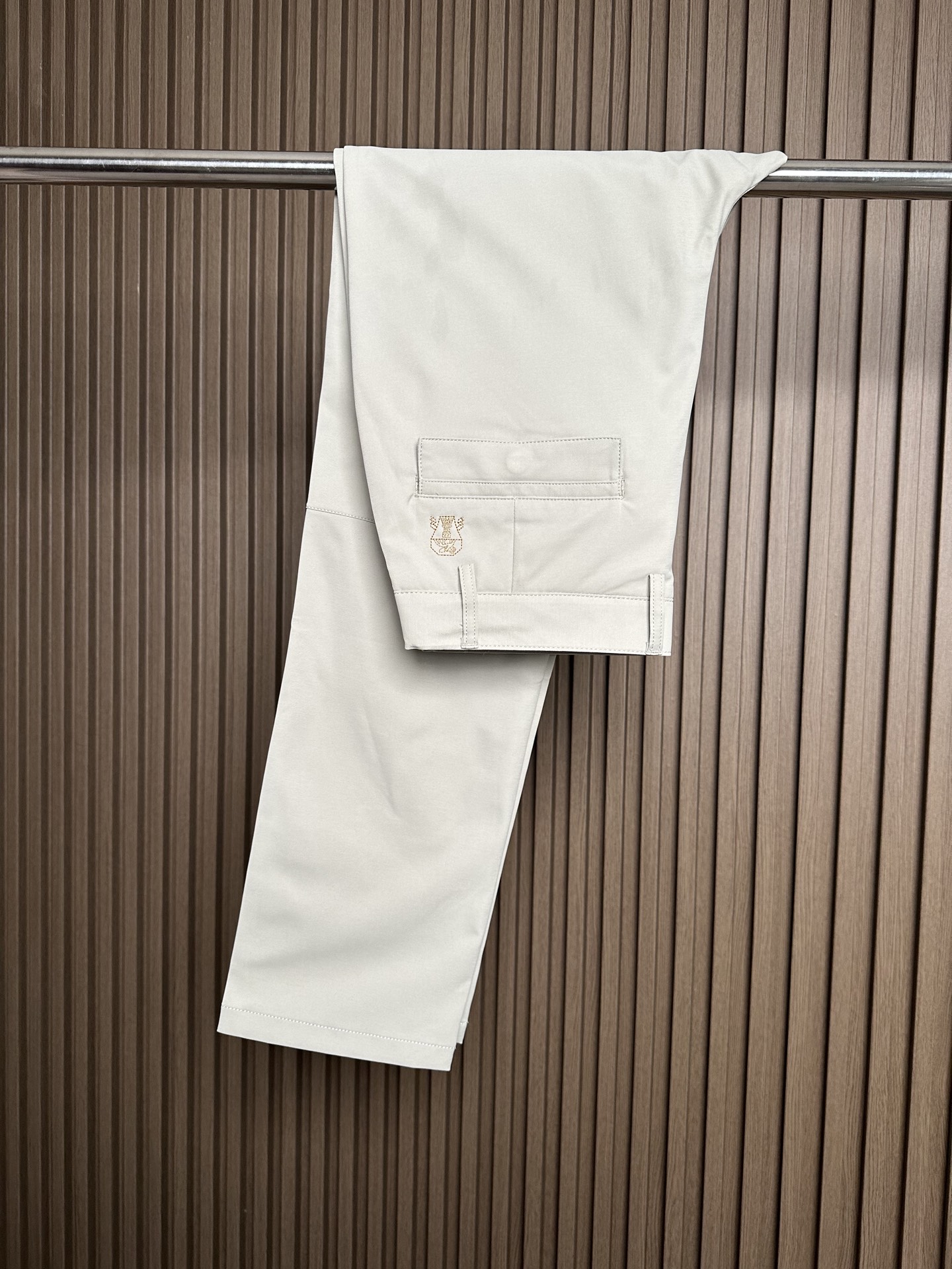NO:836502,BC Home 26SS spring and summer combed cotton blended, crisp and stylish, with a ribbed feel, wrinkle resistance, strong elasticity on all sides, good elasticity, elastic waist, three-dimensional tailoring, upper body, slim and stylish men's casual trousers# The latest online casual trousers with extraordinary taste, the customized fabric is the focus of this style!  The soft and elastic fabric gives it excellent stiffness, always maintains a neat shape, and is not easily deformed. It is extremely comfortable. Cotton fiber brings a natural skin-friendly feeling, making the wearing experience warmer and more comfortable. The good breathability allows the skin to breathe freely. The pants have just the right elasticity to not be restrained during activities, and the perfect fit provides a comfortable wearing experience.  The overall weight is full, and the cotton component is added to feel fluffy and soft, very textured, and it is extremely comfortable and breathable to wear. It is then spun using an exclusive fabric production process, and is finally tempered to produce such a top-quality fabric. It is not easy to pill and has a wide feel. It has a solid and delicate hand feel, a thick and soft cloth surface, good anti-pilling properties, not easy to wrinkle, and easy to take care of!  The whole pair of trousers has a straight and stylish texture. It has the powerful properties of breathability, moisture absorption, warmth and wind resistance when worn. It is very comfortable to wear next to the body without any discomfort at all!  The texture alone is superior to all the products on the market, and you can also feel the most top-notch comfort!  Straight-leg trousers with three-dimensional tailoring that conforms to the human body, modifying your long and lean figure!  The details are enough to reflect the quality, the style is comfortable and loose, not bulky, suitable for all body types and no matter who is picky, it can be easily controlled whether it is leisure or business, you deserve it!  Code number M-XXXL,,chanel,19860909BC家26SS春夏精梳棉混纺挺括有型自带筋骨感抗皱性极强四面弹力包容性好弹力松紧腰立体裁剪上身显瘦有型男士休闲长裤# 最新上线的这款品味不凡的休闲裤,定制出来的面料才是这款的重点！柔软且富有弹性的面料,赋予它出色的挺括性,始终保持利落的版型,不易变形.舒适无比.棉纤维带来天然的亲肤感,让穿着体验更加温暖舒适,良好的透气性,能让肌肤自由呼吸,裤子恰到好处的弹性,在活动时不受束缚,完美贴合提供舒适的穿着体验. 整体重量感十足,加入了棉成分手感蓬松柔软,非常显质感,着身更是无比舒适透气,再以独家面料制作工艺精纺出来,最终淬炼出这样顶级品质的面料,不易起球挺阔感也是非常的赞,手感扎实细腻,布面厚实柔软,抗起球性好,不易皱很好打理！整件长裤质感挺拔有型,在穿着时起到透气吸湿又保暖抗风的强悍性能,贴身穿着都非常舒适,毫无不适感可言！光是质地上就完胜所有的市场货,还能感受到最为顶尖的舒适性！符合人体立体裁剪的直筒裤型,修饰出你冗长精健的身形！细节足以体现品质,版型舒适宽松不臃肿,适合各种体型不挑人,无论休闲商务都可轻松驾驭,你值得拥有！ 码数M-XXXL,,chanel,,Men's clothing