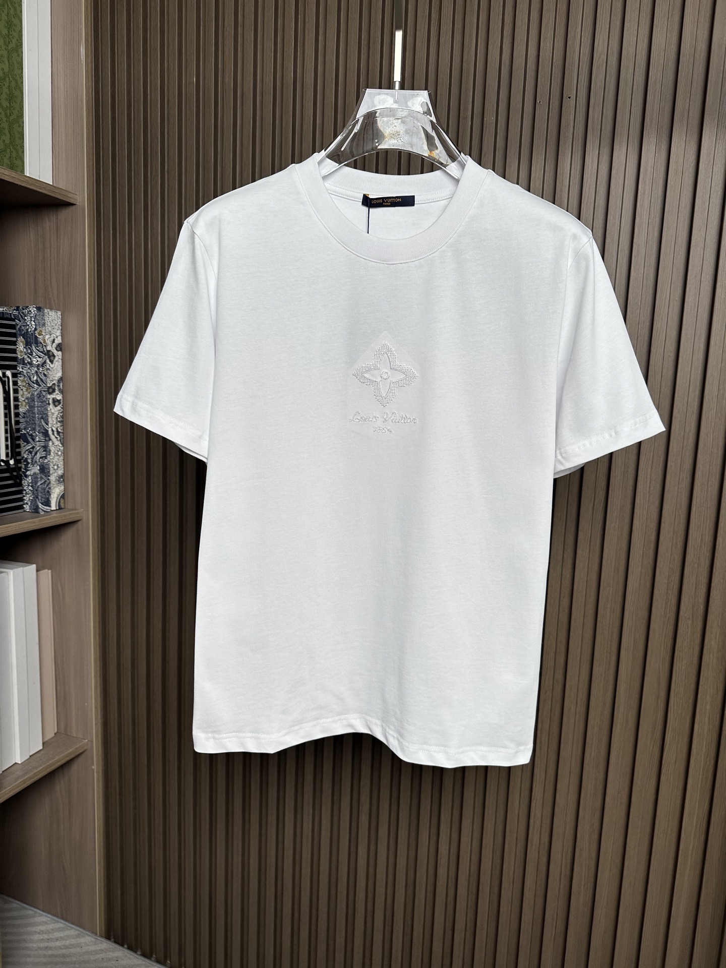 NO:836498,Louis vuitt2026 latest couple style short-sleeved T-shirt, three-dimensional tailoring, customized fabric, comfortable and breathable!  Customized brand logo embellishment, delicate and soft touch, comfortable and breathable upper body, big-name style, luxurious atmosphere, texture only imported from Italy, versatile style, easy to wear, 2 colors ~ Size S-2XL, Louis Vuitton, T-shirt, tees, t-shirt,19860909Louis vuitt2026最新情侣款短袖T恤,立体剪裁 定制面料,舒适透气！定制品牌logo标点缀,手感细腻柔软, 上身舒适透气 ,大牌风范 奢华大气 进口意大利定制才有的质感 百搭款式 穿着不挑人 2色款～ 码数S-2XL,,louis vuitton,T-shirt,tees，t-shirt,,Men's clothing
