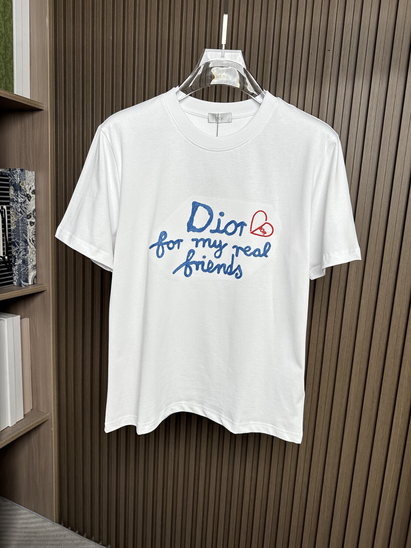 NO:836495,CD Dior 26SS new spring and summer new jersey cotton basic round neck short T-shirt, the same style for men and women with red love letter embroidery casual pullover short-sleeved T-shirt!  Trading company channels are rare and available on the official website simultaneously!  D's new early spring T-shirt is a single product. Wear it and you will become a fashion leader, be at the forefront of the trend, and show your own unique charm!  This T-shirt is made of custom-made plain knitted cotton. When you gently touch it, you can feel the delicate texture passing through your fingertips, as if it is having a gentle conversation with you!  Moreover, the fabric also has good breathability and moisture absorption. Even in the hot summer, you will not feel stuffy or uncomfortable when wearing it!  The front panel design is the soul of the entire dress. Through exquisite three-dimensional wool embroidery technology, the letters seem to 'grow' out of the fabric, giving it a strong three-dimensional and layered feel!  The logo is also embellished with a red love embroidery. This red love is like a fiery heart, adding a romantic and warm color to the entire T-shirt!  The fitted version design can perfectly fit the body curve and show the wearer's figure advantages. Whether you are a slim fashionista or a plump and confident person, you can find your own fashion style in this T-shirt!  Black/white, two colors included!  Size S-XXL S size shoulder width 46cm - bust 106cm - length 67cm M size shoulder width 47cm - bust 110cm - length 68cm L size shoulder width 48cm - bust 114cm - length 70cm XL size shoulder width 49cm - bust 118cm - length 72cm XXL size shoulder width 50cm - bust 122cm - length 74cm  Recommended size (standard version) If you are 174-140 pounds tall, try on size M, which is suitable!  For boys weighing less than 135 pounds, choose size S, between 135 and 148 pounds, choose size M, between 148 and 160 pounds, choose size L, between 160 and 173 pounds, choose size XL, and between 173 and 186 pounds, choose size XXL!  All girls can choose size S!  ,,dior,dior,T-shirt,tees,t-shirt,19860909CD迪奥26SS春夏新款平纹针织棉布基础圆领短T,男女同款红色爱心字母刺绣休闲套头短袖T恤衫！贸易公司渠道稀出,同步官网发售！D家早春新款T恤单品奉献,穿上它你将成为时尚的引领者,走在潮流的前沿,展现出属于自己的独特魅力！ 这款T恤选用客供定制平纹针织棉布,当你轻轻抚摸它时,能感受到那细腻的质感顺着指尖传递,仿佛在与你进行一场温柔的对话！而且面料还具有良好的透气性和吸湿性,即使在炎炎夏日,穿着它也不会感到闷热和不适！前幅设计是整件衣服的灵魂所在,通过精湛的立体毛线绣技术,让字母仿佛从布料上“生长”出来一样,具有强烈的立体感和层次感！徽标上方还搭配了红色爱心刺绣进行点缀,这颗红色爱心就像一颗炽热的心,为整件T恤增添了一抹浪漫而温馨的色彩！合身版型设计,能够完美地贴合身体曲线,展现出穿着者的身材优势,无论是身材苗条的时尚达人,还是身材丰满的自信人士,都能在这款T恤中找到属于自己的时尚风格！黑色/白色,两色入！尺码S-XXL S码肩宽46cm-胸围106cm-衣长67cm M码肩宽47cm-胸围110cm-衣长68cm L码肩宽48cm-胸围114cm-衣长70cm XL码肩宽49cm-胸围118cm-衣长72cm XXL码肩宽50cm-胸围122cm-衣长74cm 尺码推荐（标准版型） 身高174-140斤,试穿M码合适！ 男生体重135斤以内选择S码,135-148斤选择M码,148-160斤选择L码,160-173斤选择XL码,173-186斤选择XXL码！ 女生全部选择S码即可！,,dior,dior,T-shirt,tees，t-shirt,,Men's clothing