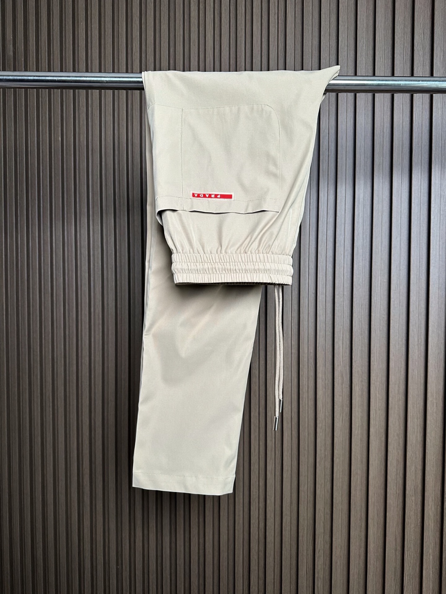 NO:836505,PRADA 2026 new style. Imported fabrics, simple and versatile style, easy to wear, full of details!  The pockets on the trouser body are very bright, but they don't look too high-profile. The upper body is handsome and stylish, with full accent. The workmanship of the waist, the overall tailoring, and the upper body effect are impeccable, and the shape is superb; whether it is for work or leisure, it can be perfectly controlled. Size M-3XL,, prada, prada,19860909PRADA普拉达2026新款.进口面料款式简约百搭款,不挑人穿,细节感十足！裤身口袋非常有亮点,但也不会显得过于高调.上身帅气有型,腔调十足.腰头的做工,整体的剪裁,上身效果都无可挑剔,版型超赞；无论是上班还是休闲,都可以完美驾驭. 码数M-3XL,,prada,prada,,Men's clothing