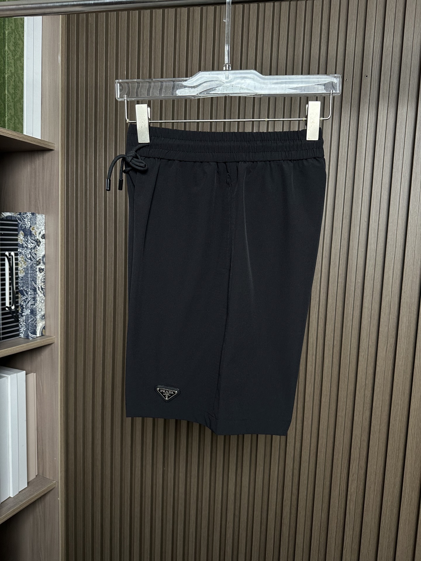 NO:836533,(Black ~) PD Prada popular shorts 2026ss new men's casual shorts, high-end version!  Custom-made fabrics at the counter are highly breathable and comfortable, with impeccable details. The brand design concept reflects high quality. It feels delicate and soft!  It presents a casual cut and the upper body shape is awesome!  Color black, navy blue, khaki, size S-XXL, prada, shorts,19860909（黑色～）PD普拉达爆款短裤2026ss新款男士休闲短裤,高端版本！专柜定制面料 透气舒适度高,细节无可挑剔,品牌设计理念,体现高品质.手感细腻柔软！呈现休闲裁剪,上身版型超赞！ 颜色黑,藏蓝,卡其 码数S-XXL,,prada,shorts,,Men's clothing