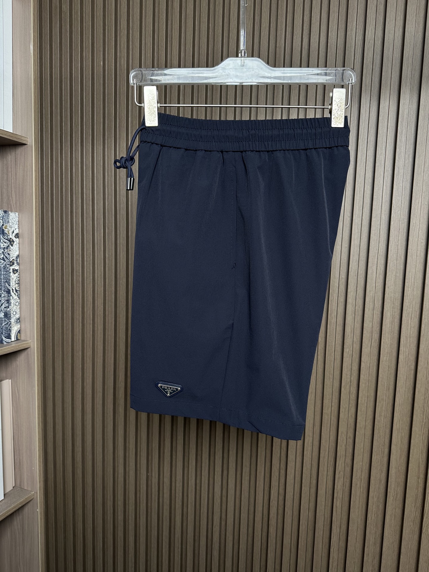 NO:836538,(Navy blue~) PD Prada popular shorts 2026ss new men’s casual shorts, high-end version!  Custom-made fabrics at the counter are highly breathable and comfortable, with impeccable details. The brand design concept reflects high quality. It feels delicate and soft!  It presents a casual cut and the upper body shape is awesome!  Color black, navy blue, khaki, size S-XXL, prada, shorts,19860909（藏蓝～）PD普拉达爆款短裤2026ss新款男士休闲短裤,高端版本！专柜定制面料 透气舒适度高,细节无可挑剔,品牌设计理念,体现高品质.手感细腻柔软！呈现休闲裁剪,上身版型超赞！ 颜色黑,藏蓝,卡其 码数S-XXL,,prada,shorts,,Men's clothing