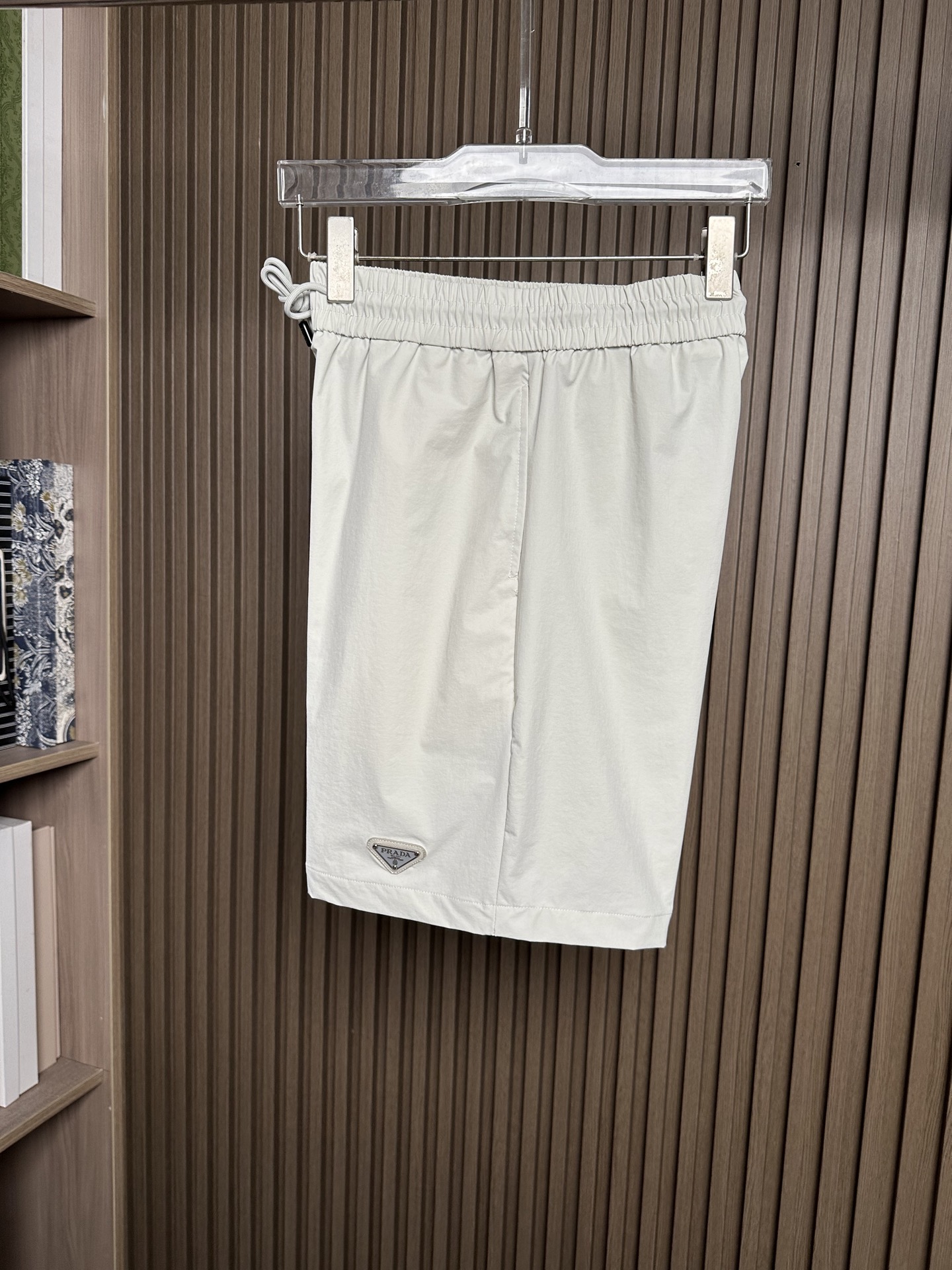 NO:836543,(Light khaki~) PD Prada popular shorts 2026ss new men’s casual shorts, high-end version!  Custom-made fabrics at the counter are highly breathable and comfortable, with impeccable details. The brand design concept reflects high quality. It feels delicate and soft!  It presents a casual cut and the upper body shape is awesome!  Color black, navy blue, khaki, size S-XXL, prada, shorts,19860909（浅卡其～）PD普拉达爆款短裤2026ss新款男士休闲短裤,高端版本！专柜定制面料 透气舒适度高,细节无可挑剔,品牌设计理念,体现高品质.手感细腻柔软！呈现休闲裁剪,上身版型超赞！ 颜色黑,藏蓝,卡其 码数S-XXL,,prada,shorts,,Men's clothing