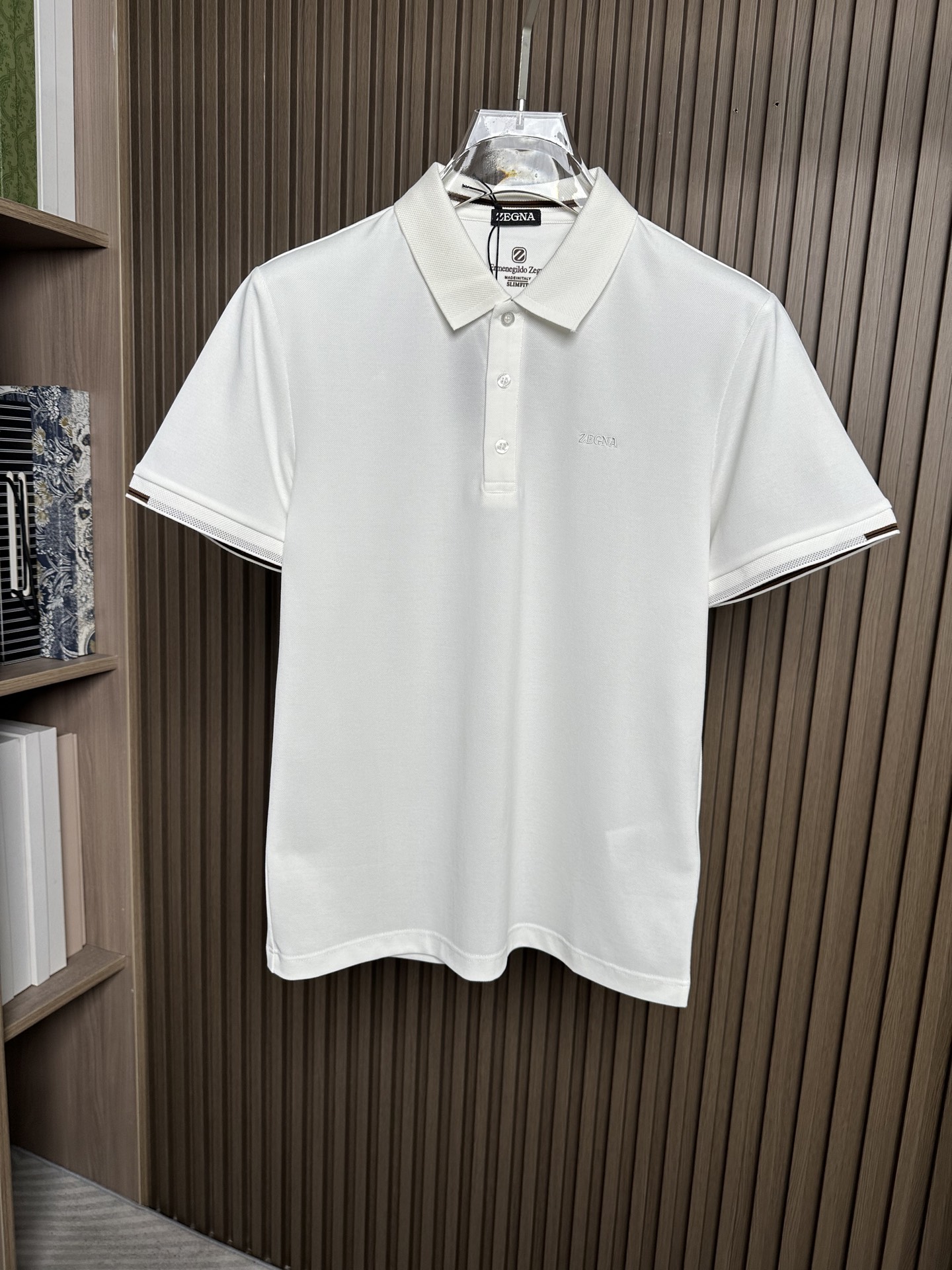 NO:836529,(White ~) ZZ Zegna 26SS spring and summer new style debut counter, the latest POLO shirt, high-end customization, avant-garde and fashionable design!  The brand logo is designed with heavy craftsmanship. High-end customized 230g fabric. Soft to the touch. Comfortable to wear. Exquisite stitching at the counter level. Fine workmanship. The upper body effect is incomparably handsome!  A must-have item for a stylish man!  Color black, white. Size M-3XL,,zegna,19860909（白色～）ZZ杰尼亚26SS春夏新款首发专柜最新POLO衫 高端订制 设计前卫时尚！品牌logo重工艺设计 高端定制230克面料.手感柔软.穿着舒适.专柜级别精致车线.做工精细.上身效果无敌帅气！型男必备单品！ 颜色黑色.白色. 码数M-3XL,,zegna,,Men's clothing