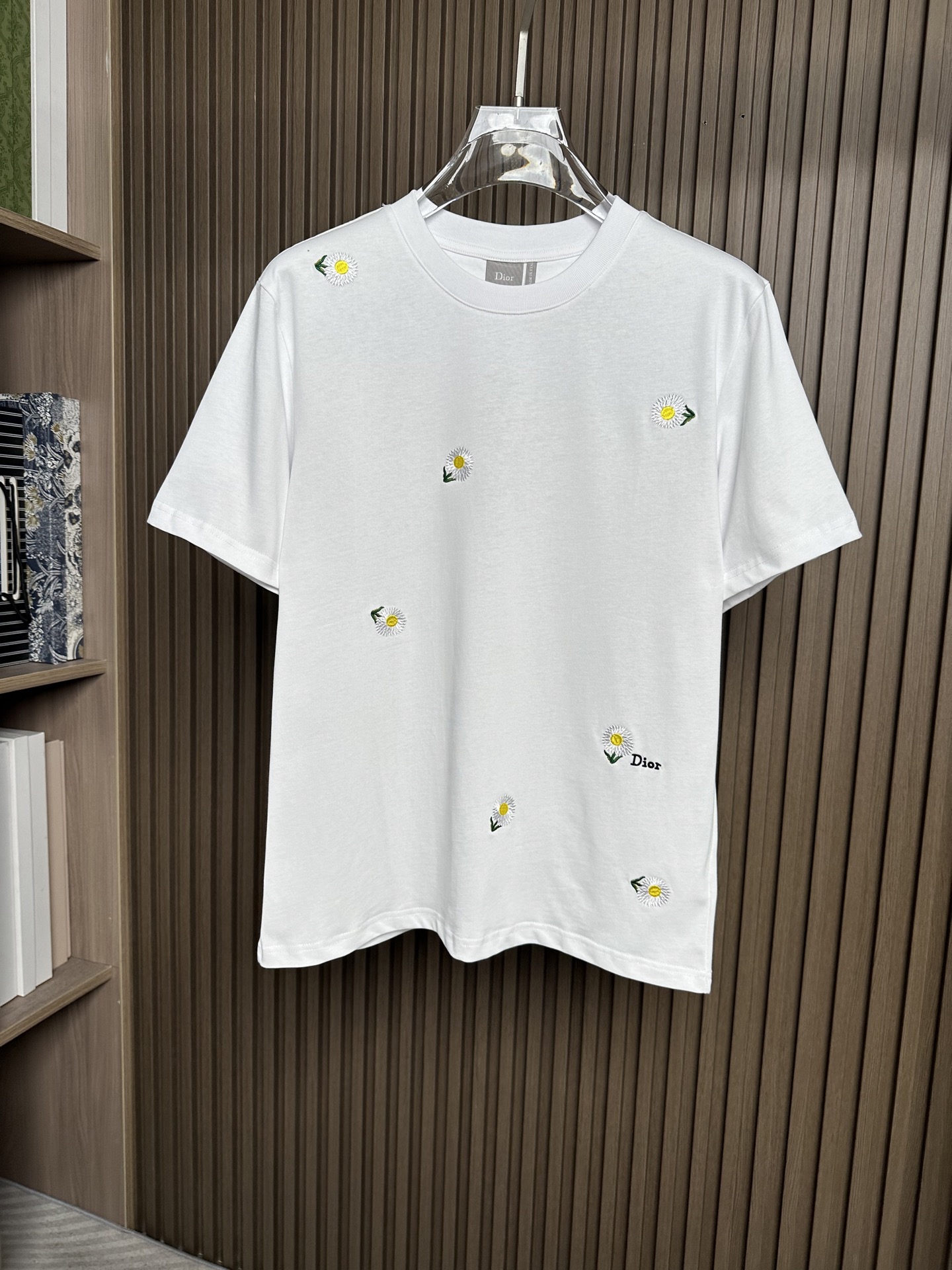 NO:836521,CD26SS new spring and summer new plain knitted cotton basic round neck short Tee, same style casual short-sleeved T-shirt for men and women with full-frame chrysanthemum pattern embroidery!  On the fashion stage, new trend elements appear every season, and this four-leaf clover embroidered T-shirt from D is undoubtedly the most dazzling star in early spring. With its unique design and excellent quality, it attracts the attention of countless fashion lovers!  This T-shirt is made of custom-made plain knitted cotton fabric. The fabric adopts advanced plain knitting technology, which makes the texture of the cloth fine and even, without any rough feeling!  When you gently touch this T-shirt, it feels like you are touching clouds. The skin-friendly and comfortable feeling spreads throughout your body instantly. It can give you the gentlest care, allowing you to forget all your worries and enjoy your comfortable time!  The green four-leaf clover pattern embroidery on the T-shirt is the soul of this dress!  The whole body is embellished with exquisite green four-leaf clover pattern embroidery, and each leaf is lifelike, as if it is an elf given by nature, with the breath of spring and vitality!  The embroidery craftsmanship is even more exquisite, the stitching is delicate and even, the lines are smooth and natural, and the shape of the four-leaf clover is perfectly presented!  Under the sunlight, the green silk threads shine softly, as if telling the story of spring!  When you put on this T-shirt, you feel like you are wearing the whole spring on your body, giving you a spring fashion effect!  Fitted and cut, it can well show the wearer's figure advantages. Whether it is a slim figure or a plump figure, it will look more charming against the backdrop of this T-shirt!  Color White, Black Size S-XXL Size Reference S Size Shoulder Width 45 Bust 100 Length 67 M Size Shoulder Width 46 Bust 104 Length 68 L Size Shoulder Width 47 Bust 108 Length 69 XL Size Shoulder Width 48 Bust 112 Length 70 219860909CD26SS春夏新款平纹针织棉布基础圆领短Tee,男女同款满幅菊花图案刺绣休闲短袖T恤衫！同步官网发售在时尚的舞台上,每一季都有新的潮流元素闪亮登场,而D家这款四叶草刺绣T恤,无疑是早春时节最耀眼的那颗明星,以其独特的设计和卓越的品质,吸引着无数时尚爱好者的目光！ 这款T恤采用客供定制平纹针织棉布,面料采用了先进的平纹针织技术,使得布面纹理细腻、均匀,没有丝毫的粗糙感！当你轻轻触摸这件T恤时,仿佛是在触摸云朵一般,那种亲肤舒适的感觉瞬间传遍全身,它都能给予你最温柔的呵护,让你忘却一切烦恼,尽情享受舒适时光！而T恤上的绿色四叶草图案刺绣,更是这件衣服的灵魂所在！通体点缀着精致的绿色四叶草图案刺绣,每一片叶子都栩栩如生,仿佛是大自然赋予的精灵,带着春天的气息和生机！刺绣的工艺更是精湛绝伦,针法细腻而均匀,线条流畅而自然,将四叶草的形态完美地呈现出来！在阳光的照耀下,绿色的丝线闪烁着柔和的光芒,仿佛在诉说着春天的故事！当你穿上这件T恤,就仿佛将整个春天穿在了身上,演绎出春季盎然的时尚效果！合身版型裁剪,它能够很好地展现出穿着者的身材优势,无论是苗条的身材还是丰满的身材,都能在这件T恤的衬托下显得更加迷人！ 颜色白色、黑色 尺码S-XXL 尺寸参考 S码肩宽45胸围100衣长67 M码肩宽46胸围104衣长68 L码肩宽47胸围108衣长69 XL码肩宽48胸围112衣长70 2XL码肩宽49胸围116衣长71,,dior,T-shirt,tees，t-shirt,,Men's clothing