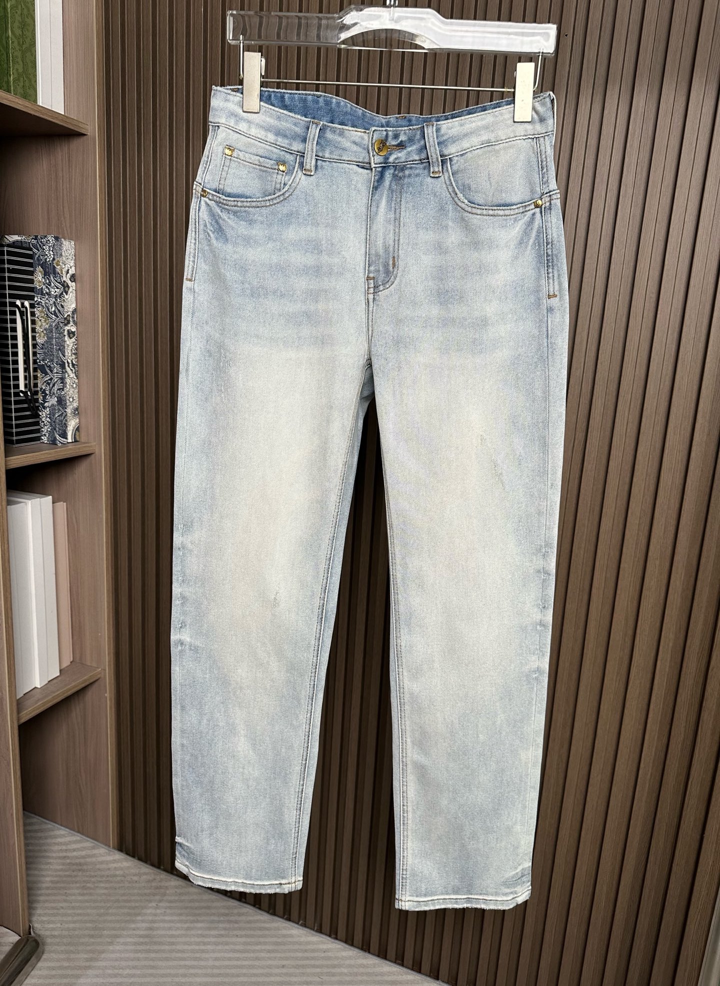 🔥ysl 圣罗兰26SS春夏新款休闲牛仔裤，高端品质，面料超级柔软舒适 直筒版型，上身修长，万能搭配款码