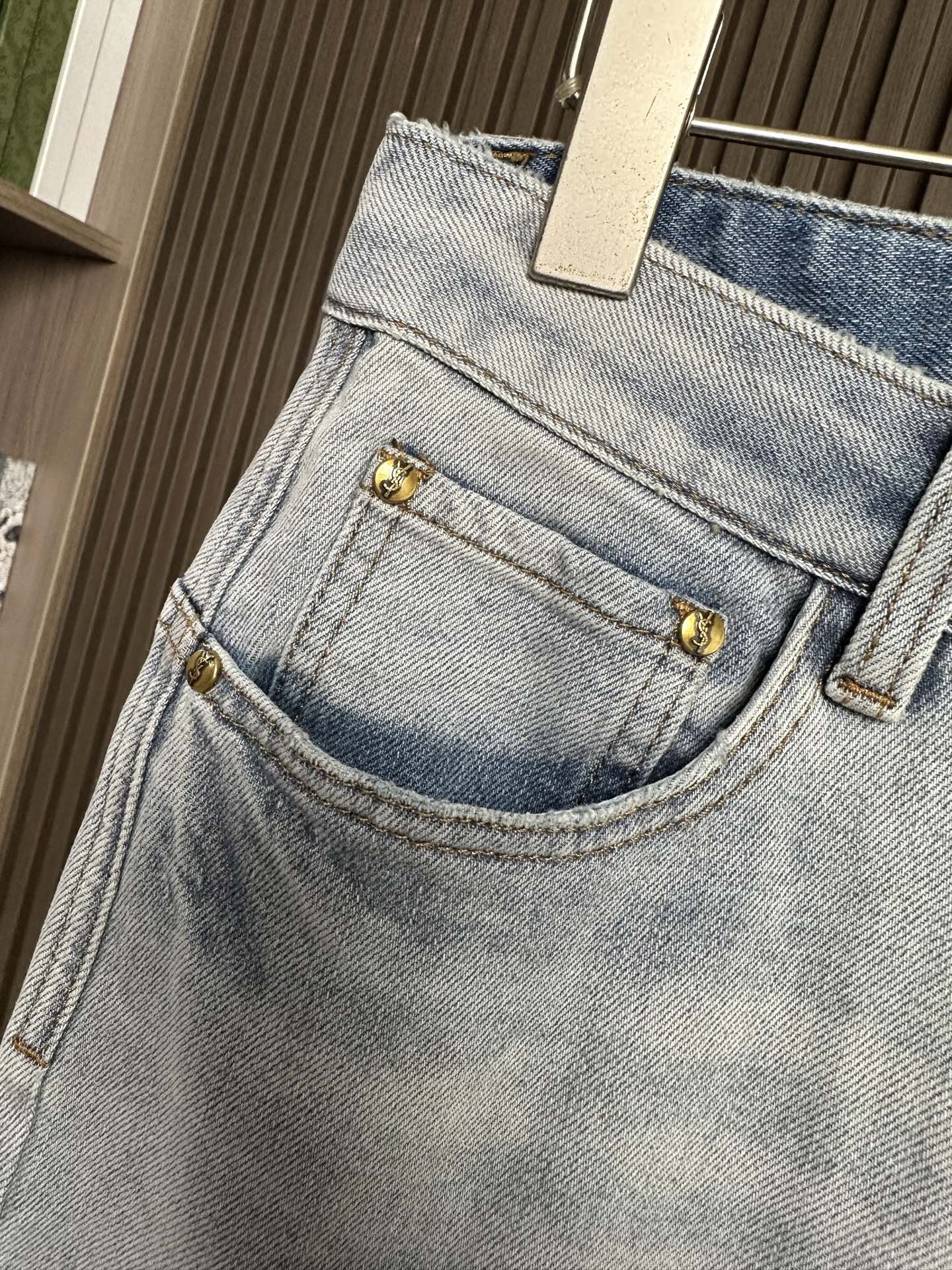 🔥ysl 圣罗兰26SS春夏新款休闲牛仔裤，高端品质，面料超级柔软舒适 直筒版型，上身修长，万能搭配款码