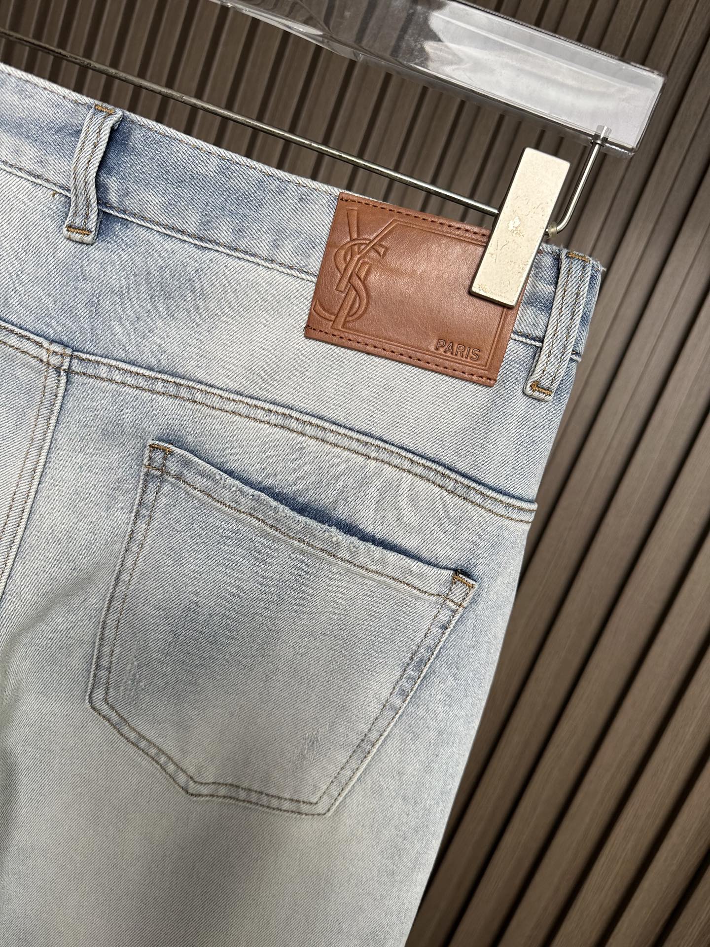 🔥ysl 圣罗兰26SS春夏新款休闲牛仔裤，高端品质，面料超级柔软舒适 直筒版型，上身修长，万能搭配款码