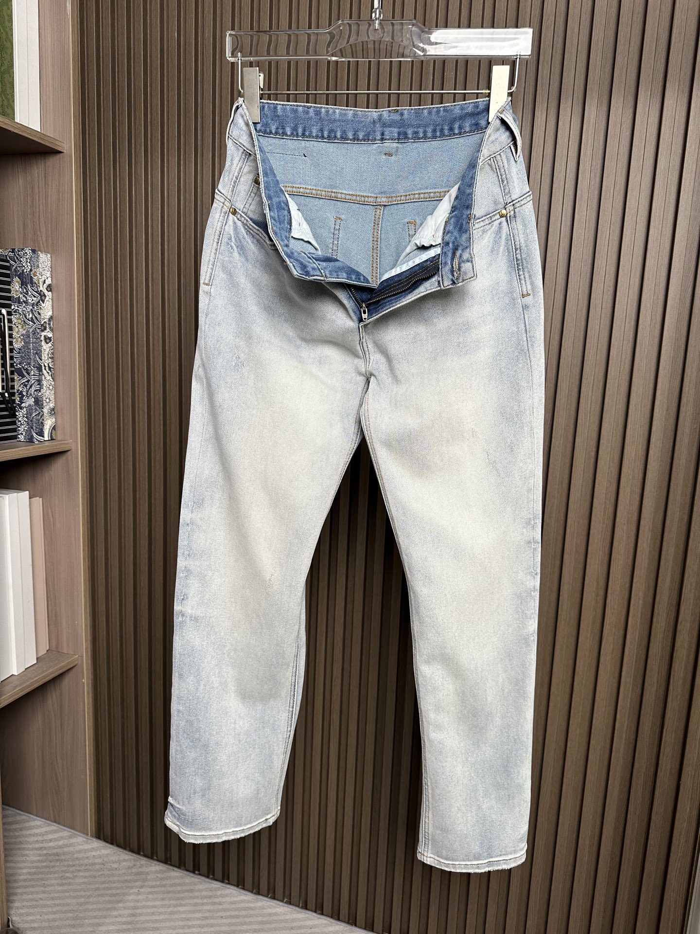 🔥ysl 圣罗兰26SS春夏新款休闲牛仔裤，高端品质，面料超级柔软舒适 直筒版型，上身修长，万能搭配款码