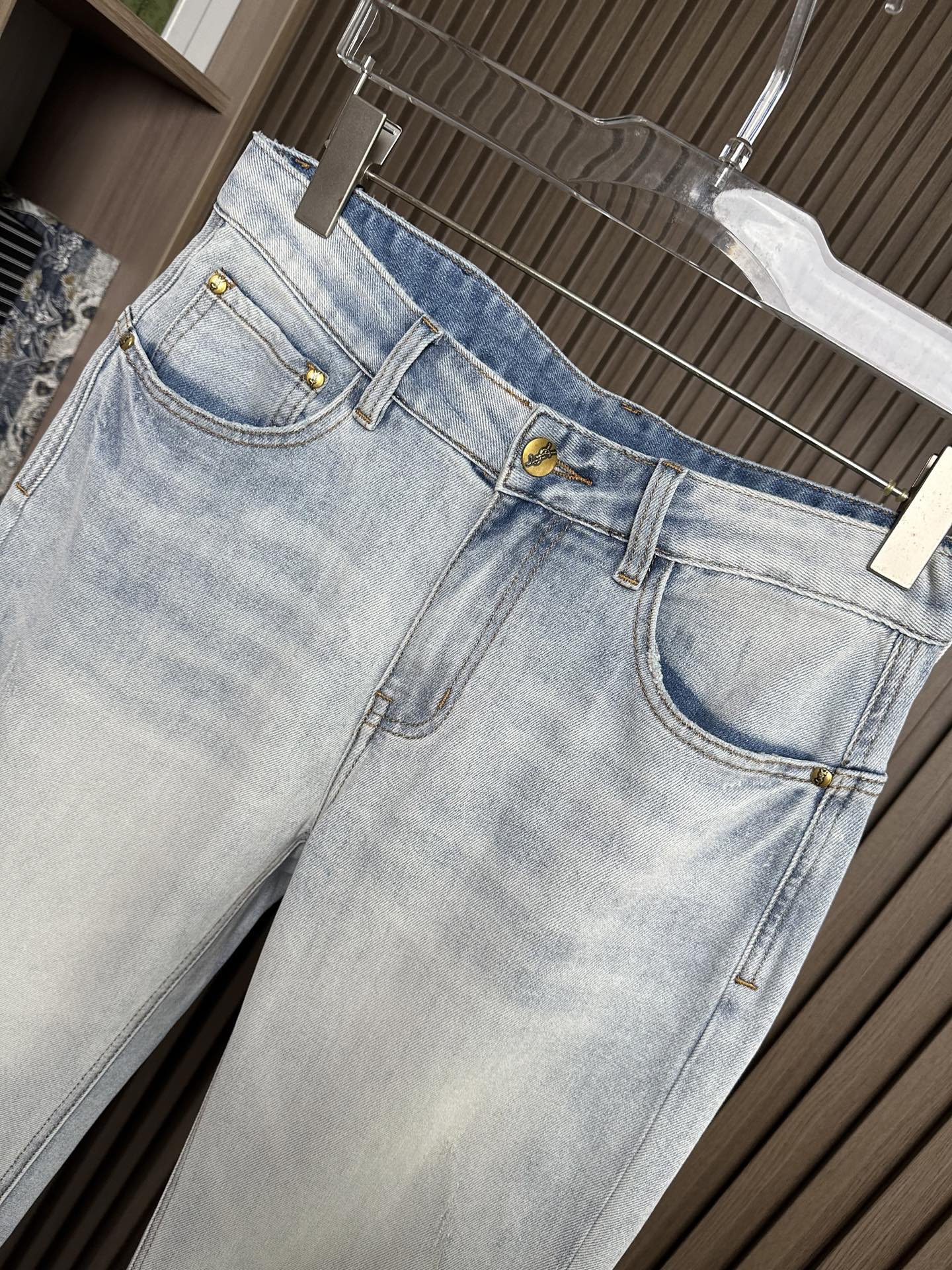 🔥ysl 圣罗兰26SS春夏新款休闲牛仔裤，高端品质，面料超级柔软舒适 直筒版型，上身修长，万能搭配款码
