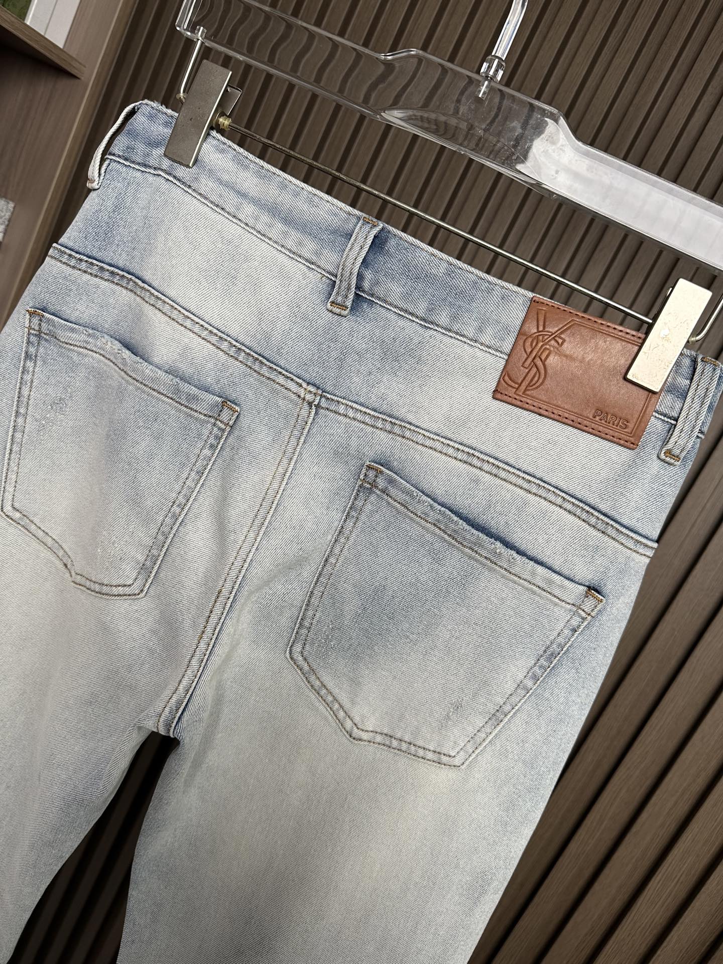 🔥ysl 圣罗兰26SS春夏新款休闲牛仔裤，高端品质，面料超级柔软舒适 直筒版型，上身修长，万能搭配款码