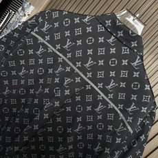 LV驴家26SS新款全幅标识套装定制面料,细腻顺滑 舒适贴肤 经典老花 为衬衫充满了张力 全幅Monog LV驴家26SS新款全幅标识套装定制面料,细腻顺滑 舒适贴肤 经典老花 为衬衫充满了张力 全幅Monog