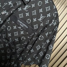LV驴家26SS新款全幅标识套装定制面料,细腻顺滑 舒适贴肤 经典老花 为衬衫充满了张力 全幅Monog LV驴家26SS新款全幅标识套装定制面料,细腻顺滑 舒适贴肤 经典老花 为衬衫充满了张力 全幅Monog