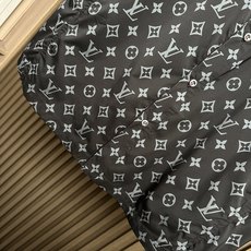 LV驴家26SS新款全幅标识套装定制面料,细腻顺滑 舒适贴肤 经典老花 为衬衫充满了张力 全幅Monog LV驴家26SS新款全幅标识套装定制面料,细腻顺滑 舒适贴肤 经典老花 为衬衫充满了张力 全幅Monog