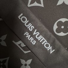 LV驴家26SS新款全幅标识套装定制面料,细腻顺滑 舒适贴肤 经典老花 为衬衫充满了张力 全幅Monog LV驴家26SS新款全幅标识套装定制面料,细腻顺滑 舒适贴肤 经典老花 为衬衫充满了张力 全幅Monog