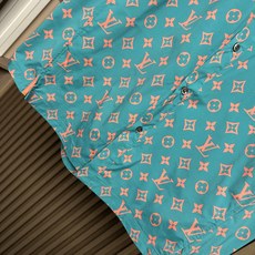 (绿~)LV驴家26SS新款全幅标识套装定制面料,细腻顺滑 舒适贴肤 经典老花 为衬衫充满了张力 全幅M (绿~)LV驴家26SS新款全幅标识套装定制面料,细腻顺滑 舒适贴肤 经典老花 为衬衫充满了张力 全幅M