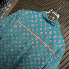 (绿~)LV驴家26SS新款全幅标识套装定制面料,细腻顺滑 舒适贴肤 经典老花 为衬衫充满了张力 全幅M (绿~)LV驴家26SS新款全幅标识套装定制面料,细腻顺滑 舒适贴肤 经典老花 为衬衫充满了张力 全幅M