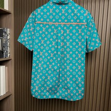 (绿~)LV驴家26SS新款全幅标识套装定制面料,细腻顺滑 舒适贴肤 经典老花 为衬衫充满了张力 全幅M (绿~)LV驴家26SS新款全幅标识套装定制面料,细腻顺滑 舒适贴肤 经典老花 为衬衫充满了张力 全幅M