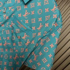 (绿~)LV驴家26SS新款全幅标识套装定制面料,细腻顺滑 舒适贴肤 经典老花 为衬衫充满了张力 全幅M (绿~)LV驴家26SS新款全幅标识套装定制面料,细腻顺滑 舒适贴肤 经典老花 为衬衫充满了张力 全幅M