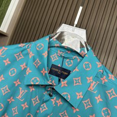 (绿~)LV驴家26SS新款全幅标识套装定制面料,细腻顺滑 舒适贴肤 经典老花 为衬衫充满了张力 全幅M (绿~)LV驴家26SS新款全幅标识套装定制面料,细腻顺滑 舒适贴肤 经典老花 为衬衫充满了张力 全幅M