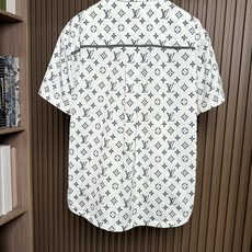 (白色~)LV驴家26SS新款全幅标识套装定制面料,细腻顺滑 舒适贴肤 经典老花 为衬衫充满了张力 全幅 (白色~)LV驴家26SS新款全幅标识套装定制面料,细腻顺滑 舒适贴肤 经典老花 为衬衫充满了张力 全幅