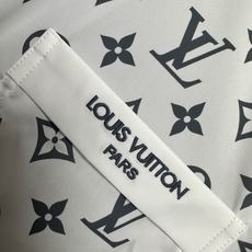 (白色~)LV驴家26SS新款全幅标识套装定制面料,细腻顺滑 舒适贴肤 经典老花 为衬衫充满了张力 全幅 (白色~)LV驴家26SS新款全幅标识套装定制面料,细腻顺滑 舒适贴肤 经典老花 为衬衫充满了张力 全幅