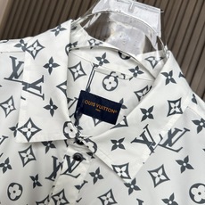(白色~)LV驴家26SS新款全幅标识套装定制面料,细腻顺滑 舒适贴肤 经典老花 为衬衫充满了张力 全幅 (白色~)LV驴家26SS新款全幅标识套装定制面料,细腻顺滑 舒适贴肤 经典老花 为衬衫充满了张力 全幅