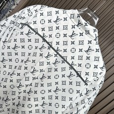 (白色~)LV驴家26SS新款全幅标识套装定制面料,细腻顺滑 舒适贴肤 经典老花 为衬衫充满了张力 全幅 (白色~)LV驴家26SS新款全幅标识套装定制面料,细腻顺滑 舒适贴肤 经典老花 为衬衫充满了张力 全幅