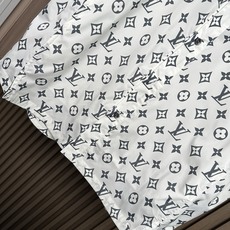 (白色~)LV驴家26SS新款全幅标识套装定制面料,细腻顺滑 舒适贴肤 经典老花 为衬衫充满了张力 全幅 (白色~)LV驴家26SS新款全幅标识套装定制面料,细腻顺滑 舒适贴肤 经典老花 为衬衫充满了张力 全幅