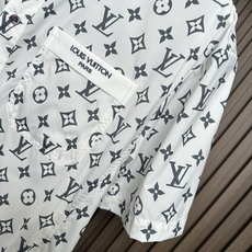 (白色~)LV驴家26SS新款全幅标识套装定制面料,细腻顺滑 舒适贴肤 经典老花 为衬衫充满了张力 全幅 (白色~)LV驴家26SS新款全幅标识套装定制面料,细腻顺滑 舒适贴肤 经典老花 为衬衫充满了张力 全幅
