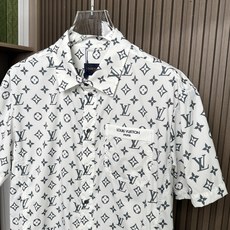 (白色~)LV驴家26SS新款全幅标识套装定制面料,细腻顺滑 舒适贴肤 经典老花 为衬衫充满了张力 全幅 (白色~)LV驴家26SS新款全幅标识套装定制面料,细腻顺滑 舒适贴肤 经典老花 为衬衫充满了张力 全幅