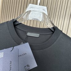 /套 PD普拉达2026SS春夏全新系列单品上线,非常时髦前卫的一款休闲套装,标识logo图案修饰!区别 /套 PD普拉达2026SS春夏全新系列单品上线,非常时髦前卫的一款休闲套装,标识logo图案修饰!区别
