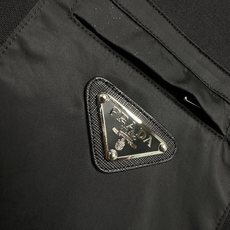 /套 PD普拉达2026SS春夏全新系列单品上线,非常时髦前卫的一款休闲套装,标识logo图案修饰!区别 /套 PD普拉达2026SS春夏全新系列单品上线,非常时髦前卫的一款休闲套装,标识logo图案修饰!区别