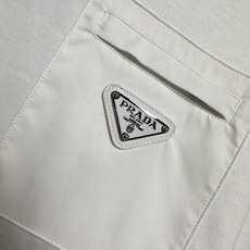 /套 (白色~)PD普拉达2026SS春夏全新系列单品上线,非常时髦前卫的一款休闲套装,标识logo图 /套 (白色~)PD普拉达2026SS春夏全新系列单品上线,非常时髦前卫的一款休闲套装,标识logo图