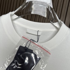 /套 (白色~)PD普拉达2026SS春夏全新系列单品上线,非常时髦前卫的一款休闲套装,标识logo图 /套 (白色~)PD普拉达2026SS春夏全新系列单品上线,非常时髦前卫的一款休闲套装,标识logo图
