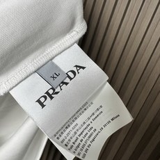 /套 (白色~)PD普拉达2026SS春夏全新系列单品上线,非常时髦前卫的一款休闲套装,标识logo图 /套 (白色~)PD普拉达2026SS春夏全新系列单品上线,非常时髦前卫的一款休闲套装,标识logo图