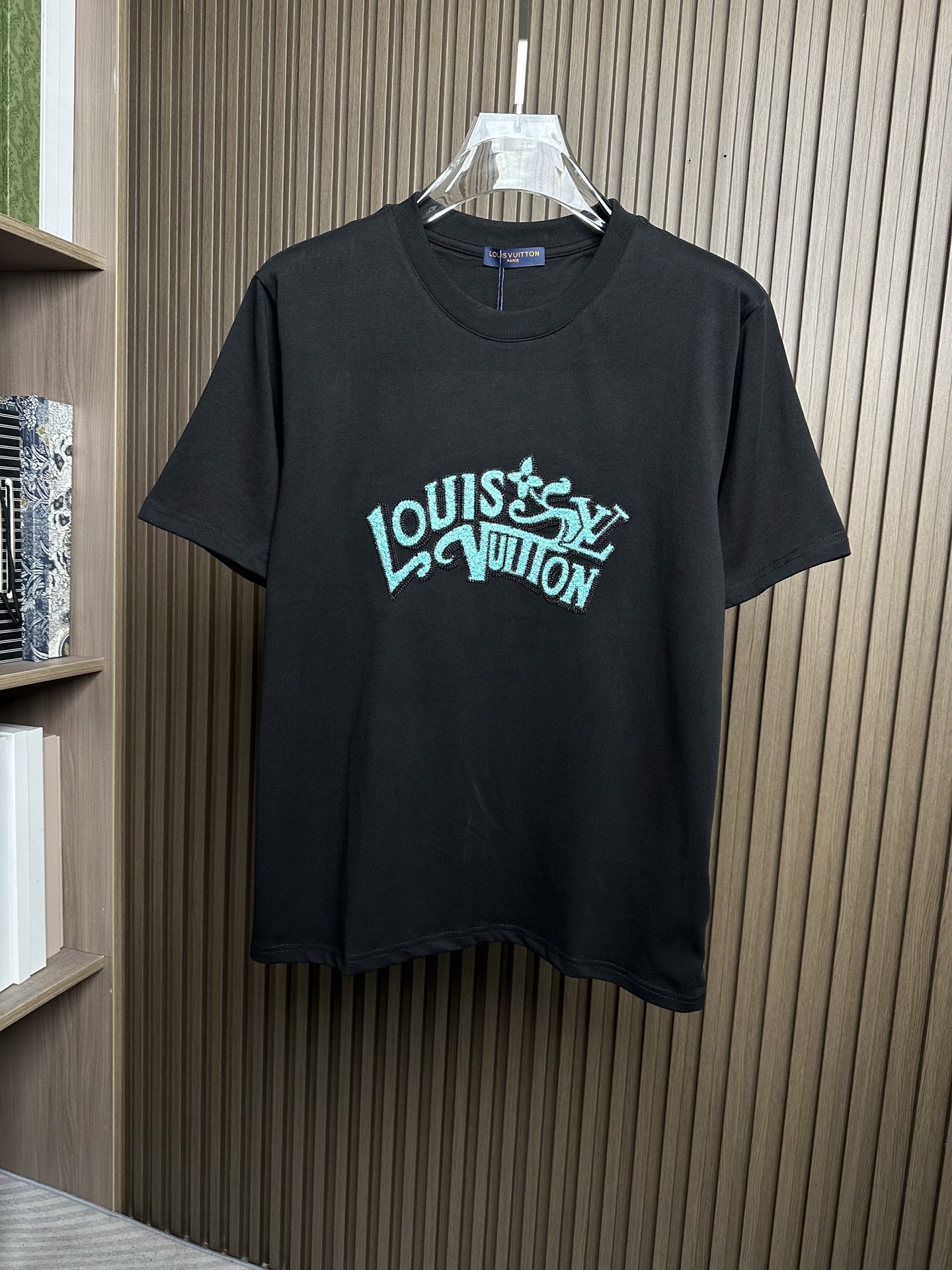 NO:912502,LV Lujia 26SS new spring and summer plain knitted cotton basic round neck short T-shirt, heavy industry graffiti letter logo embroidery casual pullover short-sleeved T-shirt!  On sale simultaneously on the official website!  A fashion masterpiece that combines artistic inspiration and exquisite craftsmanship. It is not only a piece of clothing, but also a symbol of a life attitude, a pursuit of freedom, individuality and art!  This T-shirt is made of custom-made plain knitted cotton fabric. The fabric feels comfortable and delicate, and has good breathability. Even in the hot summer, you will not feel stuffy when wearing it. It is like covering your body with a layer of breathable gauze, keeping you dry and comfortable at all times!  The turquoise letter Logo on the front is like a sparkling gem in the night sky, exuding a mysterious and charming light!  The designer cleverly integrated the elements of street graffiti into the letter logo. Every line seems to be the strokes of a street artist, full of movement and vitality!  The heavy dense needle embroidery process is the soul of this T-shirt!  The hard work and sweat of the craftsmen have been poured into every stitch and thread. They use exquisite skills to perfectly present the letter logo on the fabric. The embroidery stitches are delicate and even, the lines are smooth and natural, as if a beautiful picture is slowly unfolding on the fabric!  The fitted version design can perfectly fit the curves of the body and show the wearer's figure advantages. Whether it is the line of the shoulders, the tightening of the waist or the treatment of the cuffs, they are all just right, comfortable and beautiful!  Color white, black Size S-XXL Size reference S size shoulder width 45 bust 104 length 67 M size shoulder width 46 bust 108 length 68 L size shoulder width 47 bust 112 length 69 XL size shoulder width 48 bust 116 length 70 2XL size shoulder width 49 bust 120 length 71  vuitton,T-shirt,tees,t-shirt,19860909LV驴家26SS春夏新款平纹针织棉布基础圆领短T,重工涂鸦字母标识刺绣休闲套头短袖T恤衫！同步官网发售！一件融合了艺术灵感与精湛工艺的时尚杰作,它不仅仅是一件衣服,更是一种生活态度的象征,一种对自由、个性和艺术的追求！ 这款T恤采用客供定制平纹针织棉布,面料手感舒适细腻,同时具有良好的透气性,即使在炎炎夏日,穿上它也不会感到闷热,就像给身体披上了一层会呼吸的轻纱,时刻保持着干爽与自在！前幅绿松石色字母Logo宛如夜空中闪烁的宝石,散发着神秘而迷人的光芒！设计师巧妙地将街头涂鸦的元素融入到字母Logo中,每一个线条都仿佛是街头艺术家挥洒的笔触,充满了动感与活力！而重工密针刺绣工艺,则是这款T恤的灵魂所在！每一针每一线都倾注了工匠们的心血和汗水,他们用精湛的技艺将字母Logo完美地呈现在面料上,刺绣的针法细腻而均匀,线条流畅而自然,仿佛是一幅精美的画卷在面料上徐徐展开！合身版型设计,能够完美地贴合身体的曲线,展现出穿着者的身材优势,无论是肩部的线条、腰部的收束还是袖口的处理,都恰到好处,既舒适又美观！ 颜色白色、黑色 尺码S-XXL 尺寸参考 S码肩宽45胸围104衣长67 M码肩宽46胸围108衣长68 L码肩宽47胸围112衣长69 XL码肩宽48胸围116衣长70 2XL码肩宽49胸围120衣长71,,louis vuitton,louis vuitton,louis vuitton,T-shirt,tees，t-shirt,,Men's clothing