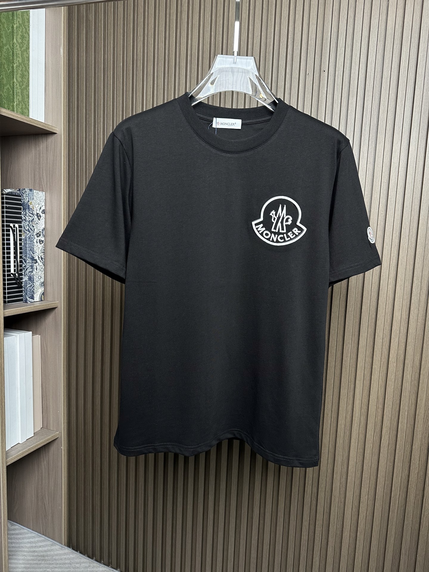 NO:912498,MOC masked 26SS new spring and summer new jersey cotton basic round neck short T-shirt, three-dimensional 3D two-color badge embroidery casual short-sleeved T-shirt!  On sale simultaneously on the official website!  Famen's new T-shirt is dedicated. If you are eager to stand out from the crowd and show your unique charm, then this T-shirt is definitely your best choice!  This T-shirt is made of custom-made plain knitted cotton. The fabric not only feels soft and skin-friendly, but also has good breathability. Even in the hot summer, it allows your skin to breathe freely without feeling the slightest stuffiness or restriction!  The three-dimensional badge pattern embroidery on the front is simply a work of art. The designer skillfully used two-color embroidery thread to embroider it carefully. The craftsmen poured their efforts and wisdom into every stitch and thread. With their superb skills, they perfectly blended the two colors of embroidery thread to create a three-dimensional 3D visual effect!  The felt badges on the sleeve arms complement the three-dimensional badge pattern embroidery on the front, forming a perfect echo!  It is not only a simple decorative element, but also a status symbol!  Fitted cut, the designer fully considered the curves and proportions of the human body, and after repeated modifications and adjustments, created this fit that is both comfortable and fashionable. It is not too loose and looks bloated, nor is it too tight and makes people feel restrictive. Wearing it seems to be tailor-made for your body, it can perfectly fit your figure and show off your figure advantages!  Color White, Black Size S-XXL Size Reference S Size Shoulder Width 45 Bust Length 67 M Size Shoulder Width 46 Bust 104 Length 68 L Size Shoulder Width 47 Bust 108 Length 69 XL Shoulder Width 48 Bust 112 Length 70 219860909MOC蒙口26SS春夏新款平纹针织棉布基础圆领短T,立体3D双色徽章刺绣休闲短袖T恤衫！同步官网发售！法蒙家新款T恤奉献,如果你也渴望在人群中脱颖而出,展现自己的独特魅力,那么这款T恤绝对是你的不二之选！ 这款T恤选用客供定制平纹针织棉布,面料不但手感柔软亲肤,同时具有良好的透气性,即使在炎炎夏日,也能让你的肌肤自由呼吸,不会感到丝毫的闷热与束缚！前幅立体徽章图案刺绣简直是一件艺术品,设计师巧妙地运用了双色绣线精心绣制,每一针每一线都倾注了工匠们的心血与智慧,他们凭借着精湛的技艺,将两种颜色的绣线完美融合,营造出一种立体3D的视觉效果！而袖臂上的毛毡徽章,更是与前幅的立体徽章图案刺绣相得益彰,形成了完美的呼应！它不仅仅是一个简单的装饰元素,更是一种身份的象征！合身版型裁剪,设计师充分考虑了人体的曲线和比例,经过反复的修改和调整,打造出了这款既舒适又时尚的合身版型,它不会过于宽松而显得臃肿,也不会过于紧身而让人感到拘束,穿上它仿佛是为你的身体量身定制一般,能够完美地贴合你的身形,展现出你的身材优势！ 颜色白色、黑色 尺码S-XXL 尺寸参考 S码肩宽45胸围衣长67 M码肩宽46胸围104衣长68 L码肩宽47胸围108衣长69 XL码肩宽48胸围112衣长70 2XL码肩宽49胸围116衣长71,,Moncler,T-shirt,tees，t-shirt,,Men's clothing