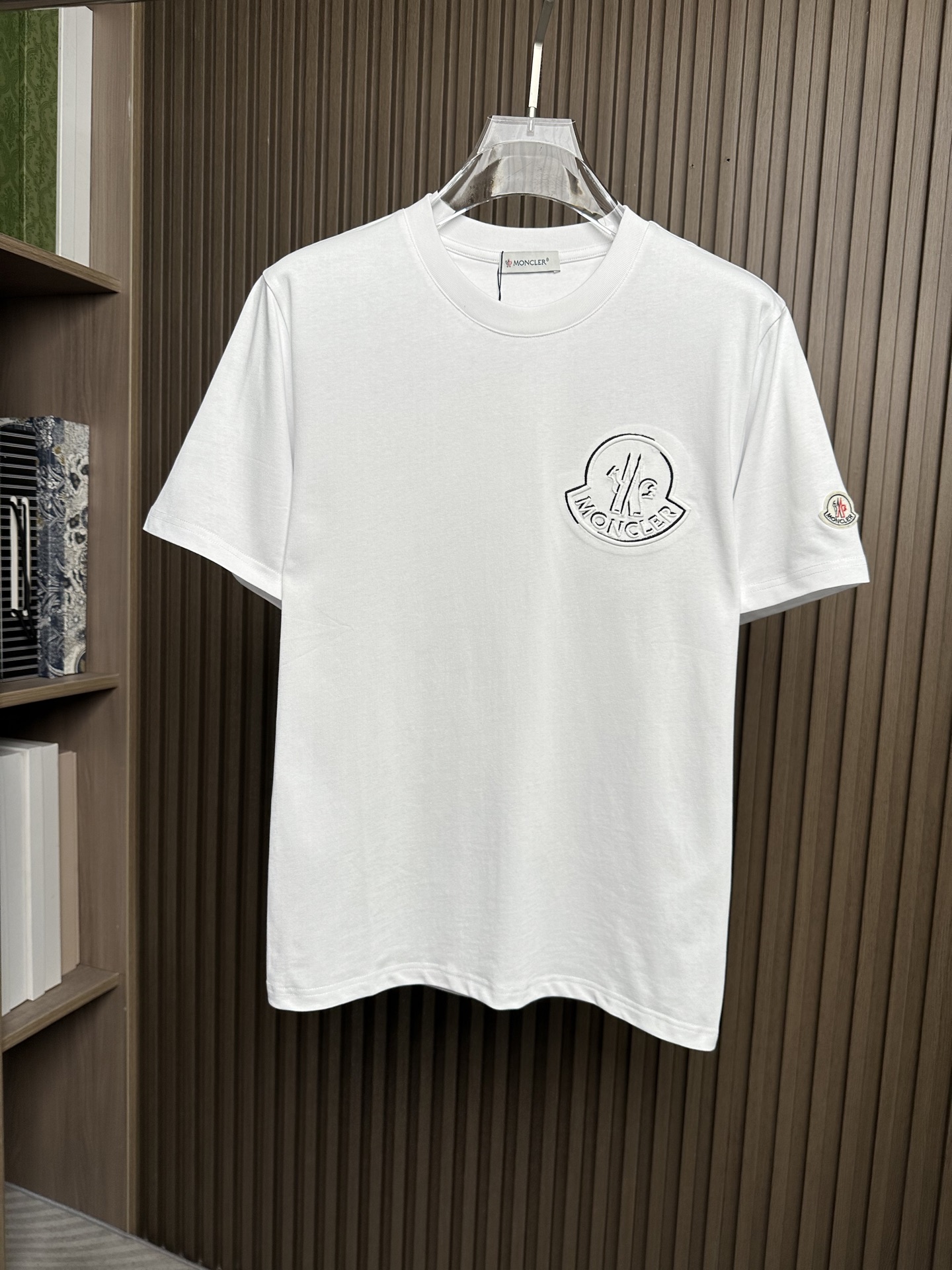 NO:912500,(White ~) MOC masked 26SS spring and summer new plain knitted cotton basic round neck short T-shirt, three-dimensional 3D two-color badge embroidery casual short-sleeved T-shirt!  On sale simultaneously on the official website!  Famen's new T-shirt is dedicated. If you are eager to stand out from the crowd and show your unique charm, then this T-shirt is definitely your best choice!  This T-shirt is made of custom-made plain knitted cotton. The fabric not only feels soft and skin-friendly, but also has good breathability. Even in the hot summer, it allows your skin to breathe freely without feeling the slightest stuffiness or restriction!  The three-dimensional badge pattern embroidery on the front is simply a work of art. The designer skillfully used two-color embroidery thread to embroider it carefully. The craftsmen poured their efforts and wisdom into every stitch and thread. With their superb skills, they perfectly blended the two colors of embroidery thread to create a three-dimensional 3D visual effect!  The felt badges on the sleeve arms complement the three-dimensional badge pattern embroidery on the front, forming a perfect echo!  It is not only a simple decorative element, but also a status symbol!  Fitted cut, the designer fully considered the curves and proportions of the human body, and after repeated modifications and adjustments, created this fit that is both comfortable and fashionable. It is not too loose and looks bloated, nor is it too tight and makes people feel restrictive. Wearing it seems to be tailor-made for your body, it can perfectly fit your figure and show off your figure advantages!  Color White, Black Size S-XXL Size Reference S Size Shoulder Width 45 Bust Length 67 M Size Shoulder Width 46 Bust 104 Length 68 L Size Shoulder Width 47 Bust 108 Length 69 XL Shoulder Width 48 Bust 112 Length 70 219860909（白色～）MOC蒙口26SS春夏新款平纹针织棉布基础圆领短T,立体3D双色徽章刺绣休闲短袖T恤衫！同步官网发售！法蒙家新款T恤奉献,如果你也渴望在人群中脱颖而出,展现自己的独特魅力,那么这款T恤绝对是你的不二之选！ 这款T恤选用客供定制平纹针织棉布,面料不但手感柔软亲肤,同时具有良好的透气性,即使在炎炎夏日,也能让你的肌肤自由呼吸,不会感到丝毫的闷热与束缚！前幅立体徽章图案刺绣简直是一件艺术品,设计师巧妙地运用了双色绣线精心绣制,每一针每一线都倾注了工匠们的心血与智慧,他们凭借着精湛的技艺,将两种颜色的绣线完美融合,营造出一种立体3D的视觉效果！而袖臂上的毛毡徽章,更是与前幅的立体徽章图案刺绣相得益彰,形成了完美的呼应！它不仅仅是一个简单的装饰元素,更是一种身份的象征！合身版型裁剪,设计师充分考虑了人体的曲线和比例,经过反复的修改和调整,打造出了这款既舒适又时尚的合身版型,它不会过于宽松而显得臃肿,也不会过于紧身而让人感到拘束,穿上它仿佛是为你的身体量身定制一般,能够完美地贴合你的身形,展现出你的身材优势！ 颜色白色、黑色 尺码S-XXL 尺寸参考 S码肩宽45胸围衣长67 M码肩宽46胸围104衣长68 L码肩宽47胸围108衣长69 XL码肩宽48胸围112衣长70 2XL码肩宽49胸围116衣长71,,Moncler,T-shirt,tees，t-shirt,,Men's clothing