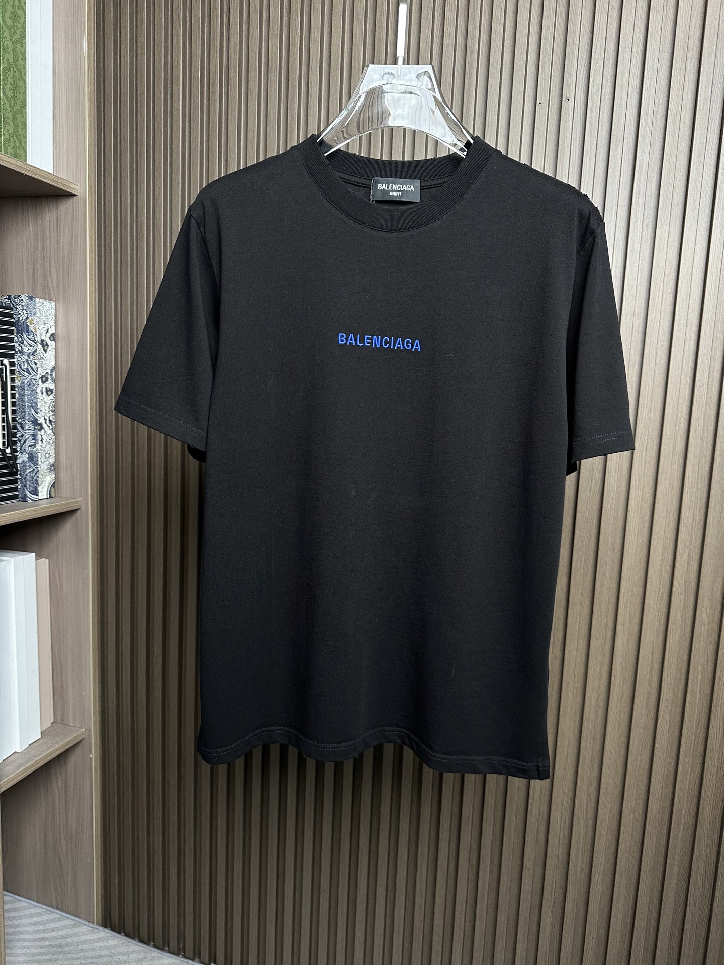 NO:912501,BAL Balenciaga 26SS new spring and summer style jersey cotton fashion round neck short T-shirt, blue letter logo embroidered loose casual short-sleeved T-shirt!  Trading company channels are rare and available on the official website simultaneously!  BA's new blue embroidered T-shirt, with its unique fabric, exquisite embroidery and clever pattern design, perfectly combines fashion and luxury!  It is not just an ordinary piece of clothing, but also an expression of a fashion attitude and a pursuit of quality of life!  This T-shirt is made of custom-made plain knitted cotton. The fabric has good breathability. Even in the hot summer, when you wear it, you can feel the slightest coolness, as if you are in a cool forest, allowing your skin to breathe freely!  The exquisite blue letter logo embroidery on the chest and back has smooth and graceful lines, as if it is a smart musical note jumping!  The blue color of the embroidery contrasts with the background color of the T-shirt. It is neither obtrusive nor particularly eye-catching, just like the twinkling stars in the night sky, exuding a unique charm!  Every stitch and thread is meticulous, and the stitches are even and tight, demonstrating the exquisite craftsmanship!  Loose fit cutting, this style is not just about pursuing comfort, it also contains a unique fashion philosophy. The loose fit can subtly modify your figure. Whether you are slim or slightly fat, it can make you look more casual and comfortable!  Color White, Black Size S-XXL Size Reference S Size Shoulder Width 45 Bust 100 Length 67 M Size Shoulder Width 46 Bust 104 Length 68 L Size Shoulder Width 47 Bust 108 Length 69 XL Size Shoulder Width 48 Bust 112 Length 70 219860909BAL巴黎世家26SS春夏新款平纹针织棉布时尚圆领短T,蓝色字母徽标刺绣宽松休闲短袖T恤衫！贸易公司渠道稀出,同步官网发售！BA新款蓝色刺绣T恤,以其独特的面料、精致的刺绣和巧妙的版型设计,将时髦感与奢华感完美融合在一起！它不仅仅是一件普通的衣服,更是一种时尚态度的表达,一种对生活品质的追求！ 这款T恤采用客供定制平纹针织棉布,面料具有良好的透气性,即便在炎炎夏日,当你穿上它,也能感受到丝丝凉意,仿佛置身于清凉的森林之中,让肌肤自由畅快地呼吸！胸前及后幅精致的蓝色字母徽标刺绣,线条流畅而优美,仿佛是灵动的音符在跳跃！刺绣的蓝色与T恤的底色相互映衬,既不突兀,又显得格外醒目,宛如夜空中闪烁的星辰,散发着独特的魅力！每一针每一线都细腻入微,针脚均匀而紧密,彰显出精湛的工艺水平！宽松版型裁剪,这种版型可不只是追求舒适那么简单,它还蕴含着独特的时尚哲学,宽松的版型能够巧妙地修饰身材,无论你是身材苗条还是微胖,它都能让你看起来更加随性自在！ 颜色白色、黑色 尺码S-XXL 尺寸参考 S码肩宽45胸围100衣长67 M码肩宽46胸围104衣长68 L码肩宽47胸围108衣长69 XL码肩宽48胸围112衣长70 2XL码肩宽49胸围116衣长71,,balenciaga,T-shirt,tees，t-shirt,,Men's clothing