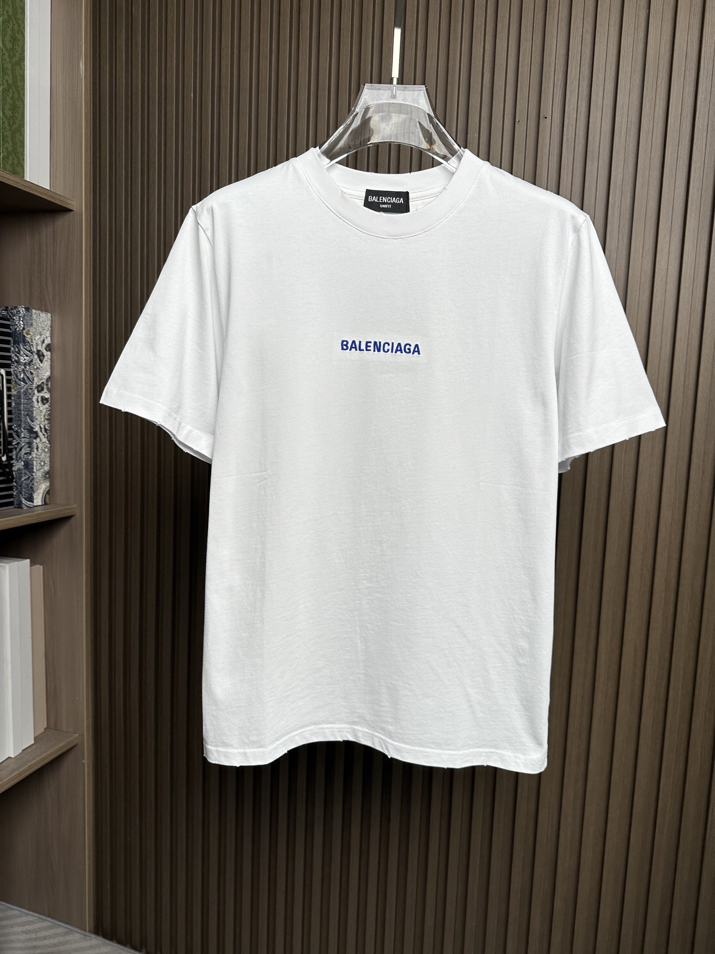 NO:912503,(White ~) BAL Balenciaga 26SS new spring and summer new jersey cotton fashion round neck short T-shirt, blue letter logo embroidered loose casual short-sleeved T-shirt!  Trading company channels are rare and available on the official website simultaneously!  BA's new blue embroidered T-shirt, with its unique fabric, exquisite embroidery and clever pattern design, perfectly combines fashion and luxury!  It is not just an ordinary piece of clothing, but also an expression of a fashion attitude and a pursuit of quality of life!  This T-shirt is made of custom-made plain knitted cotton. The fabric has good breathability. Even in the hot summer, when you wear it, you can feel the slightest coolness, as if you are in a cool forest, allowing your skin to breathe freely!  The exquisite blue letter logo embroidery on the chest and back has smooth and graceful lines, as if it is a smart musical note jumping!  The blue color of the embroidery contrasts with the background color of the T-shirt. It is neither obtrusive nor particularly eye-catching, just like the twinkling stars in the night sky, exuding a unique charm!  Every stitch and thread is meticulous, and the stitches are even and tight, demonstrating the exquisite craftsmanship!  Loose fit cutting, this style is not just about pursuing comfort, it also contains a unique fashion philosophy. The loose fit can subtly modify your figure. Whether you are slim or slightly fat, it can make you look more casual and comfortable!  Color White, Black Size S-XXL Size Reference S Size Shoulder Width 45 Bust 100 Length 67 M Size Shoulder Width 46 Bust 104 Length 68 L Size Shoulder Width 47 Bust 108 Length 69 XL Size Shoulder Width 48 Bust 112 Length 70 219860909（白色～）BAL巴黎世家26SS春夏新款平纹针织棉布时尚圆领短T,蓝色字母徽标刺绣宽松休闲短袖T恤衫！贸易公司渠道稀出,同步官网发售！BA新款蓝色刺绣T恤,以其独特的面料、精致的刺绣和巧妙的版型设计,将时髦感与奢华感完美融合在一起！它不仅仅是一件普通的衣服,更是一种时尚态度的表达,一种对生活品质的追求！ 这款T恤采用客供定制平纹针织棉布,面料具有良好的透气性,即便在炎炎夏日,当你穿上它,也能感受到丝丝凉意,仿佛置身于清凉的森林之中,让肌肤自由畅快地呼吸！胸前及后幅精致的蓝色字母徽标刺绣,线条流畅而优美,仿佛是灵动的音符在跳跃！刺绣的蓝色与T恤的底色相互映衬,既不突兀,又显得格外醒目,宛如夜空中闪烁的星辰,散发着独特的魅力！每一针每一线都细腻入微,针脚均匀而紧密,彰显出精湛的工艺水平！宽松版型裁剪,这种版型可不只是追求舒适那么简单,它还蕴含着独特的时尚哲学,宽松的版型能够巧妙地修饰身材,无论你是身材苗条还是微胖,它都能让你看起来更加随性自在！ 颜色白色、黑色 尺码S-XXL 尺寸参考 S码肩宽45胸围100衣长67 M码肩宽46胸围104衣长68 L码肩宽47胸围108衣长69 XL码肩宽48胸围112衣长70 2XL码肩宽49胸围116衣长71,,balenciaga,T-shirt,tees，t-shirt,,Men's clothing