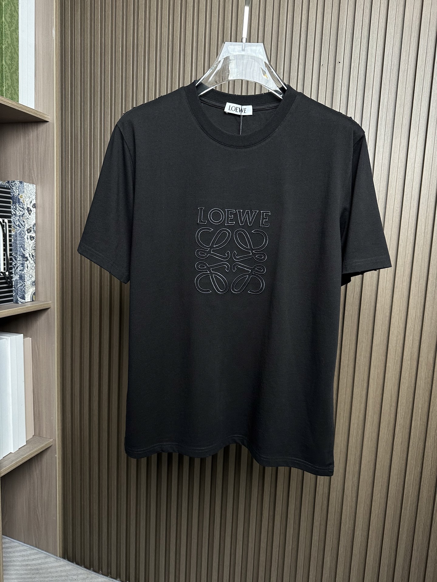 NO:912505,LOE Loewe 26SS new spring and summer new jersey cotton basic round neck short T-shirt, casual short-sleeved T-shirt with three-dimensional logo pattern embroidery!  On sale simultaneously on the official website!  In the vast world of fashion, there are always some items that can stand out with their unique design and excellent quality and become the focus of everyone's attention. LW badge embroidered T-shirt is one of them!  This T-shirt is made of custom-made jersey cotton. The fabric feels soft and delicate, as if clouds are caressing your skin, bringing you an unparalleled comfort experience!  And it has good breathability, allowing the skin to breathe freely, keep it dry, and stay away from the troubles of stuffiness and stickiness even in the hot summer!  The three-dimensional logo pattern embroidery in the same color on the front panel is not a simple decoration, but a masterpiece of the designer's ingenuity!  The embroidery craftsmanship is exquisite, every stitch and every thread is precise, perfectly presenting the outline and details of the logo!  The matching of the same color makes the embroidery and fabric blend into one, which is not too ostentatious and obtrusive, but can also inadvertently show a low-key sense of luxury and high-end!  The frayed details on the edges of the body add a unique fashion charm to this T-shirt!  The designer cleverly uses fraying technology to create a natural and casual fraying effect on the edges of the body. This kind of detail processing not only creates a strong sense of fashion, but also makes the entire T-shirt more personalized and layered, making you stand out from the crowd!  The fitted design can perfectly fit the curves of the body. It is neither too tight to restrict your movements nor too loose to make you look bulky and dragging!  It can subtly modify your figure, show off your advantages, and at the same time cleverly cover up some minor flaws!  Color White, Black Size S-XXL Size Reference S Size Shoulder Width 44 Bust 98 Length 65 M Size Shoulder Width 45 Bust 102 Length 66 L Size Shoulder Width 46 Bust 106 Length 6719860909LOE罗意威26SS春夏新款平纹针织棉布基础圆领短T,立体徽标图案刺绣休闲短袖T恤衫！同步官网发售！在时尚的广袤天地里,总有一些单品能够凭借独特的设计与卓越的品质脱颖而出,成为众人瞩目的焦点,LW徽章刺绣T恤便是其中之一！ 这款T恤采用客供定制平纹针织棉布,面料触感柔软细腻,仿佛云朵轻抚肌肤,带来无与伦比的舒适体验！而且它具有良好的透气性,即使在炎炎夏日,也能让肌肤自由呼吸,保持干爽,远离闷热与黏腻的困扰！前幅同色系立体徽标图案刺绣,这可不是简单的装饰,而是设计师匠心独运的杰作！刺绣工艺精湛绝伦,每一针每一线都精准无误,将徽标的轮廓与细节完美呈现！同色系的搭配使得刺绣与面料融为一体,既不会过于张扬突兀,又能在不经意间展现出低调的奢华与高级感！衣身边缘处的磨破细节处理,更是为这款T恤增添了一抹别样的时尚魅力！设计师巧妙地运用磨破工艺,在衣身边缘处打造出自然而随性的磨损效果,这种细节处理不仅营造出了强烈的时尚感,还让整件T恤更具个性与层次感,让你在人群中脱颖而出！合身版型设计,能够完美地贴合身体曲线,既不会过于紧绷束缚你的行动,也不会过于宽松显得臃肿拖沓！它能够巧妙地修饰身材,展现出你的优点,同时巧妙地掩盖一些小瑕疵！ 颜色白色、黑色 尺码S-XXL 尺寸参考 S码肩宽44胸围98衣长65 M码肩宽45胸围102衣长66 L码肩宽46胸围106衣长67 XL码肩宽47胸围衣长68 XXL码肩宽48胸围114衣长69,,loewe,loewe,T-shirt,tees，t-shirt,,Men's clothing