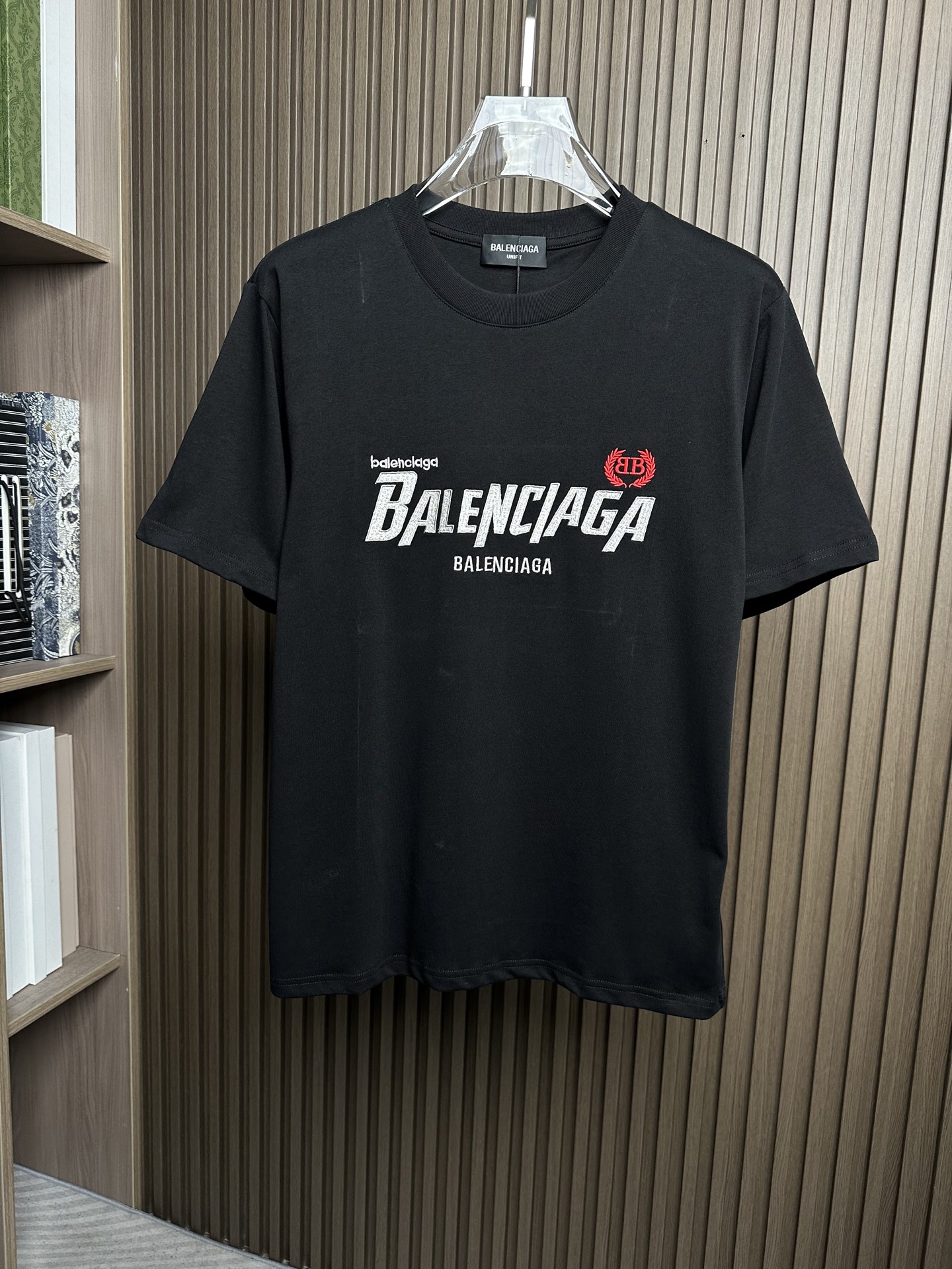 NO:912492,BAL Balenciaga 26SS new spring and summer new jersey cotton basic round neck short T-shirt, heavy silver thread retro letter logo embroidery casual short-sleeved T-shirt!  On sale simultaneously on the official website!  In the vast ocean of fashion, there are always some items that can stand out with their unique design and excellent quality and become the focus of everyone's attention!  And this retro letter logo T-shirt is undoubtedly one of the shining stars!   This T-shirt is made of custom-made plain knitted cotton fabric. The fabric is not only extremely skin-friendly, but when worn close to the body, it feels like being wrapped in a layer of soft clouds. It is so comfortable that people almost forget it exists!  And the breathability is also very good. Even in the hot summer, sweat can be quickly discharged, keeping the body dry and comfortable, so that you can feel free and comfortable all the time!  The front design can be called the art palace of this item. The designer uses silver thread for heavy embroidery with unique creativity to carefully create a retro letter logo. The silver thread shines with a charming luster under the light, as if it is the twinkling stars in the night sky, exuding a mysterious and noble atmosphere!  The red wheat ear BB badge on the top adds a bright color to the entire T-shirt!  The designer fully considered the principles of ergonomics and carefully cut and designed according to the characteristics of different body types. Whether you have a slender figure or a slightly chubby figure, you can find your own perfect fit in this T-shirt!  Color White, Black Size S-XXL Size Reference S Size Shoulder Width 45 Bust 104 Length 67 M Size Shoulder Width 46 Bust 108 Length 68 L Size Shoulder Width 47 Bust 112 Length 69 XL Size Shoulder Width 48 Bust 116 Length 70 219860909BAL巴黎世家26SS春夏新款平纹针织棉布基础圆领短T,重工银线复古字母标识刺绣休闲短袖T恤衫！同步官网发售！在时尚的浩瀚海洋中,总有一些单品能凭借独特的设计和卓越的品质脱颖而出,成为众人瞩目的焦点！而这款复古字母标识T恤,无疑就是其中一颗璀璨的明星！  这款T恤采用客供定制平纹针织棉布,面料不仅有着极佳的亲肤性,贴身穿时就像被一层轻柔的云朵包裹,舒适得让人几乎忘却了它的存在！而且透气性也十分出色,即使在炎炎夏日,汗水也能迅速排出,保持身体的干爽与舒适,让你时刻都能感受到自在与惬意！前幅设计堪称是这件单品的艺术殿堂,设计师以独具匠心的创意,运用银线进行重工刺绣,精心打造出复古字母标识,那银线在灯光的照耀下闪烁着迷人的光泽,仿佛是夜空中闪烁的繁星,散发着神秘而高贵的气息！上方搭配红标麦穗BB徽章,为整件T恤增添了一抹亮丽的色彩！设计师充分考虑了人体工程学原理,根据不同身材的特点进行了精心的裁剪和设计,无论是修长的身材还是微胖的体型,都能在这件T恤中找到属于自己的完美贴合感！ 颜色白色、黑色 尺码S-XXL 尺寸参考 S码肩宽45胸围104衣长67 M码肩宽46胸围108衣长68 L码肩宽47胸围112衣长69 XL码肩宽48胸围116衣长70 2XL码肩宽49胸围120衣长71,,balenciaga,T-shirt,tees，t-shirt,,Men's clothing