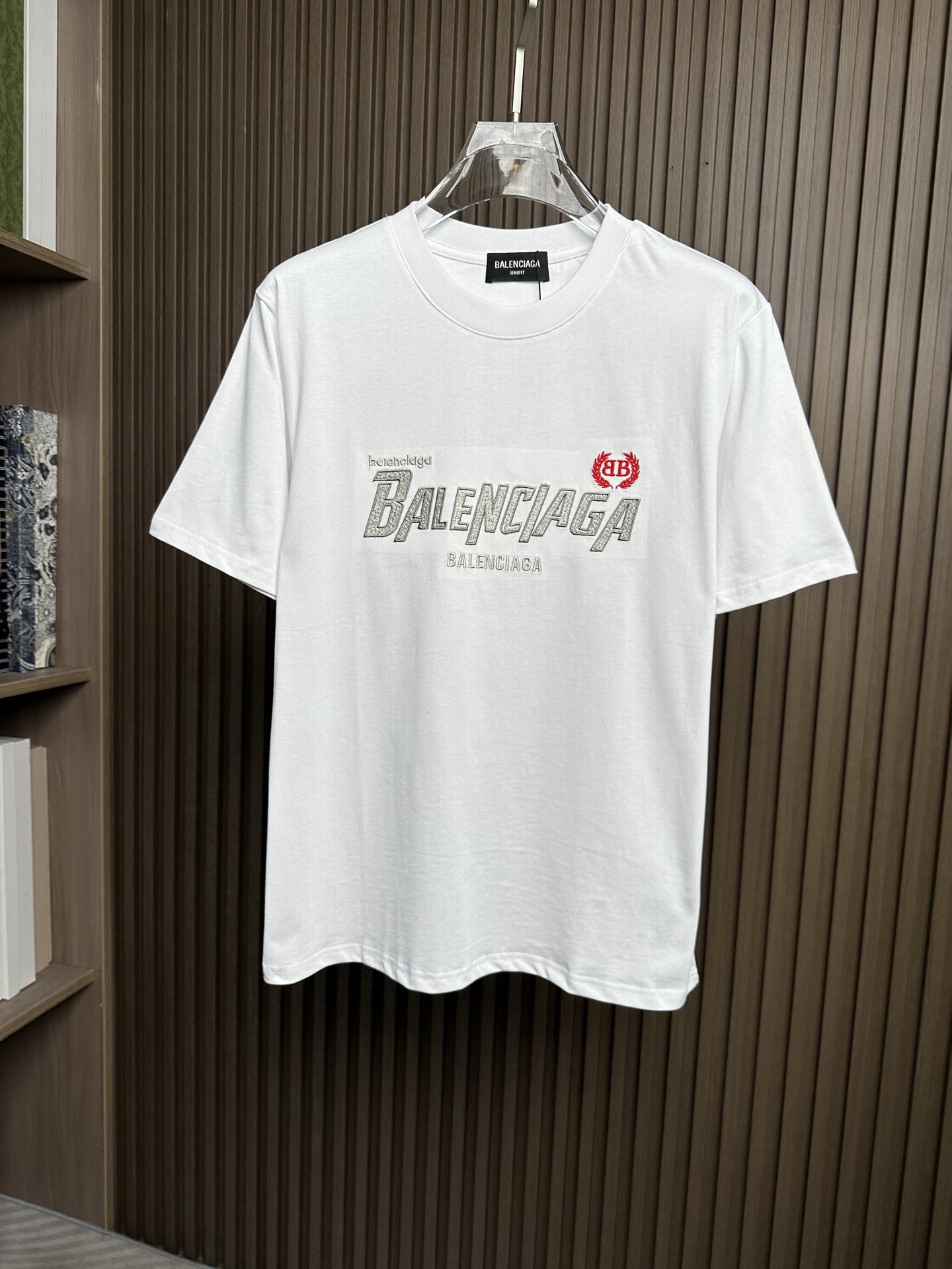 NO:912495,(White ~) BAL Balenciaga 26SS new spring and summer new jersey cotton basic round neck short T-shirt, heavy industry silver thread retro letter logo embroidery casual short-sleeved T-shirt!  On sale simultaneously on the official website!  In the vast ocean of fashion, there are always some items that can stand out with their unique design and excellent quality and become the focus of everyone's attention!  And this retro letter logo T-shirt is undoubtedly one of the shining stars!   This T-shirt is made of custom-made plain knitted cotton fabric. The fabric is not only extremely skin-friendly, but when worn close to the body, it feels like being wrapped in a layer of soft clouds. It is so comfortable that people almost forget it exists!  And the breathability is also very good. Even in the hot summer, sweat can be quickly discharged, keeping the body dry and comfortable, so that you can feel free and comfortable all the time!  The front design can be called the art palace of this item. The designer uses silver thread for heavy embroidery with unique creativity to carefully create a retro letter logo. The silver thread shines with a charming luster under the light, as if it is the twinkling stars in the night sky, exuding a mysterious and noble atmosphere!  The red wheat ear BB badge on the top adds a bright color to the entire T-shirt!  The designer fully considered the principles of ergonomics and carefully cut and designed according to the characteristics of different body types. Whether you have a slender figure or a slightly chubby figure, you can find your own perfect fit in this T-shirt!  Color White, Black Size S-XXL Size Reference S Size Shoulder Width 45 Bust 104 Length 67 M Size Shoulder Width 46 Bust 108 Length 68 L Size Shoulder Width 47 Bust 112 Length 69 XL Size Shoulder Width 48 Bust 116 Length 70 219860909（白色～）BAL巴黎世家26SS春夏新款平纹针织棉布基础圆领短T,重工银线复古字母标识刺绣休闲短袖T恤衫！同步官网发售！在时尚的浩瀚海洋中,总有一些单品能凭借独特的设计和卓越的品质脱颖而出,成为众人瞩目的焦点！而这款复古字母标识T恤,无疑就是其中一颗璀璨的明星！  这款T恤采用客供定制平纹针织棉布,面料不仅有着极佳的亲肤性,贴身穿时就像被一层轻柔的云朵包裹,舒适得让人几乎忘却了它的存在！而且透气性也十分出色,即使在炎炎夏日,汗水也能迅速排出,保持身体的干爽与舒适,让你时刻都能感受到自在与惬意！前幅设计堪称是这件单品的艺术殿堂,设计师以独具匠心的创意,运用银线进行重工刺绣,精心打造出复古字母标识,那银线在灯光的照耀下闪烁着迷人的光泽,仿佛是夜空中闪烁的繁星,散发着神秘而高贵的气息！上方搭配红标麦穗BB徽章,为整件T恤增添了一抹亮丽的色彩！设计师充分考虑了人体工程学原理,根据不同身材的特点进行了精心的裁剪和设计,无论是修长的身材还是微胖的体型,都能在这件T恤中找到属于自己的完美贴合感！ 颜色白色、黑色 尺码S-XXL 尺寸参考 S码肩宽45胸围104衣长67 M码肩宽46胸围108衣长68 L码肩宽47胸围112衣长69 XL码肩宽48胸围116衣长70 2XL码肩宽49胸围120衣长71,,balenciaga,T-shirt,tees，t-shirt,,Men's clothing