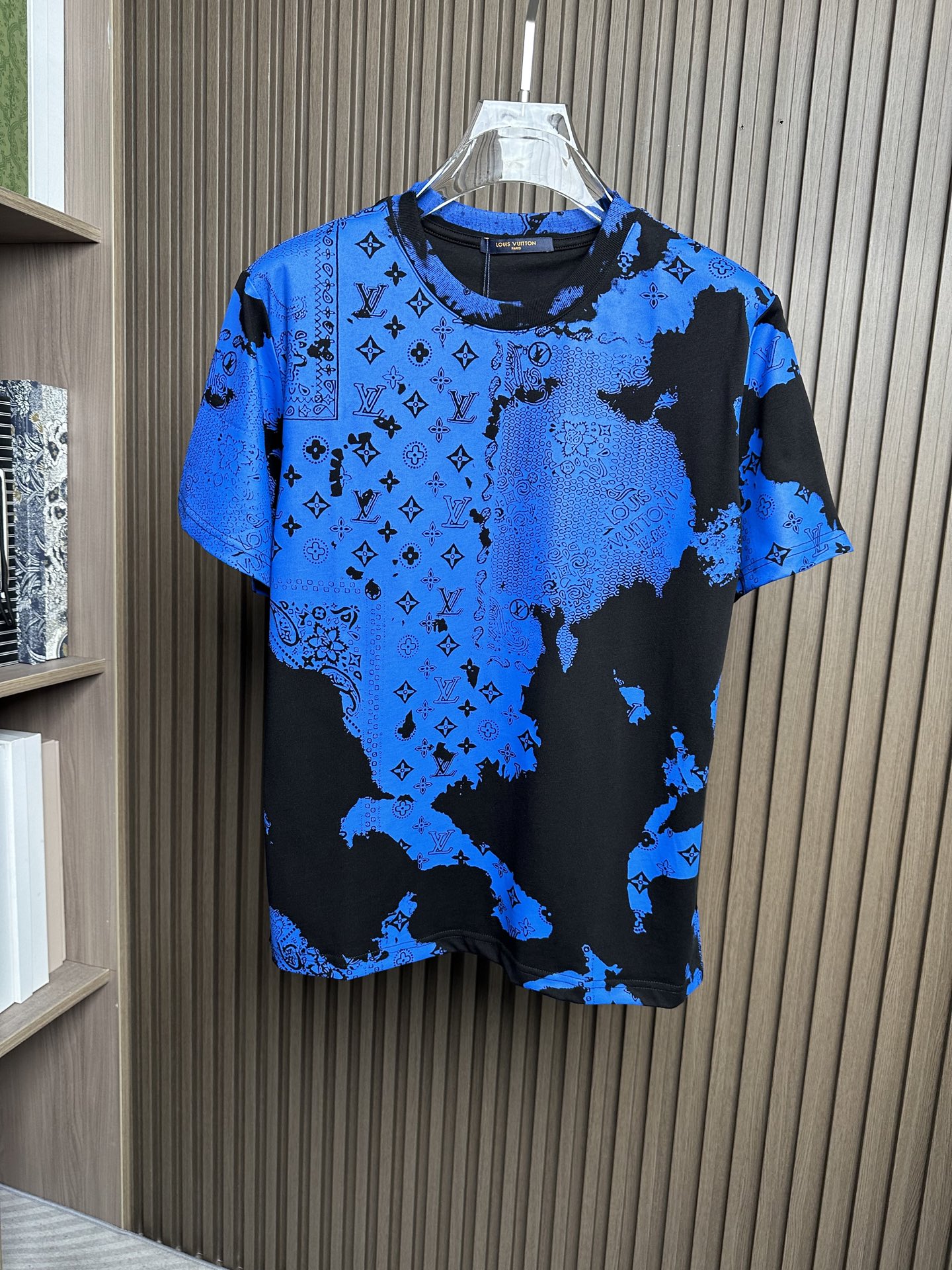 NO:912497,LV Lujia 26SS new spring and summer plain knitted cotton basic round neck short T-shirt, blue gradient ink presbyopic pattern casual short-sleeved T-shirt!  On sale simultaneously on the official website!  A new series of T-shirts with ink elements from the V family are online. It is not only a simple piece of clothing, but also an expression of a fashionable attitude and a pursuit of high-quality life!  If you also desire to show your unique charm on the fashion stage, then this T-shirt is definitely worth owning!   This T-shirt is made of custom-made plain knitted cotton. It looks like a layer of soft clouds when worn on the body, fitting tightly to the skin without causing the slightest sense of restraint!  Whether it is hot summer or cool spring and autumn, it can bring you a pleasant wearing experience, making you feel like you are in the most comfortable environment, enjoying comfort and ease!  The gradient ink presbyopia pattern on the body is like a smart art scroll, slowly unfolding on the T-shirt!  The charm of ink and wash is perfectly integrated with the classic elements of presbyopia, which not only has the mystery and elegance of Eastern culture, but also has the grandeur and luxury of Western fashion!  This unique pattern design creates an outstanding and eye-catching visual effect. No matter where you are, as long as you wear it, you will instantly become the focus of the crowd and attract countless envious eyes!  The form-fitting design fits the curves of the human body and can well show off the wearer's figure advantages. Whether it is a tall model or an ordinary person with an average figure, wearing it can instantly enhance your temperament and exude confidence and charm!  Black/white, two colors available!  Sizes S-XXL S size shoulder width 45cm - bust 106cm - length 66cm M size shoulder width 46cm - bust cm - length 67cm L size shoulder width 47cm - bust 114cm - length 68cm  Height 174-140 pounds, try on size M which is suitable!  For boys weighing less than 135 pounds, choose size S, between 135 and 148 pounds, choose size M, between 148 and 160 pounds, choose size L, between 160 and 173 pounds, choose size XL, and between 173 and 186 pounds, choose size XXL!  All girls can choose size S!  ,,louis vuitton,louis vuitton,louis vuitton,T-shirt,tees,t-shirt,19860909LV驴家26SS春夏新款平纹针织棉布基础圆领短T,蓝色渐变水墨老花图案休闲短袖T恤衫！同步官网发售！V家全新系列水墨元素T恤上线,它不仅仅是一件简单的衣服,更是一种时尚态度的表达,一种对高品质生活的追求！如果你也渴望在时尚的舞台上展现自己的独特魅力,那么这款T恤绝对值得你拥有！  这款T恤采用客供定制平纹针织棉布,穿在身上就像一层轻柔的云朵,紧紧贴合着肌肤,却又不会带来丝毫的束缚感！无论是炎炎夏日,还是凉爽的春秋时节,它都能为你带来宜人的穿着体验,让你仿佛置身于最惬意的环境之中,尽情享受舒适与自在！衣身渐变色水墨老花图案宛如一幅灵动的艺术画卷,在T恤上徐徐展开！水墨的韵味与老花的经典元素完美融合,既有着东方文化的神秘与优雅,又兼具西方时尚的大气与奢华！这种独特的图案设计,营造出了出众抢眼的视觉效果,无论你身处何地,只要穿上它,瞬间就能成为人群中的焦点,吸引无数羡慕的目光！合身版型设计,贴合人体曲线,能够很好地展现出穿着者的身材优势,无论是身材高挑的模特,还是身材较为普通的普通人,穿上它都能瞬间提升气质,散发出自信与魅力！黑色/白色,两色入！尺码S-XXL S码肩宽45cm-胸围106cm-衣长66cm M码肩宽46cm-胸围cm-衣长67cm L码肩宽47cm-胸围114cm-衣长68cm XL码肩宽48cm-胸围118cm-衣长70cm XXL码肩宽50cm-胸围122cm-衣长72cm 尺码推荐（标准版型） 身高174-140斤,试穿M码合适！ 男生体重135斤以内选择S码,135-148斤选择M码,148-160斤选择L码,160-173斤选择XL码,173-186斤选择XXL码！ 女生全部选择S码即可！,,louis vuitton,louis vuitton,louis vuitton,T-shirt,tees，t-shirt,,Men's clothing