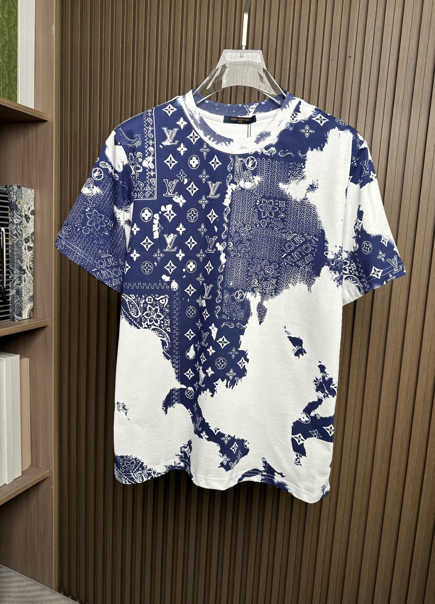 NO:912499,(White with blue ~) LV Lujia 26SS new spring and summer plain knitted cotton basic round neck short T-shirt, blue gradient ink presbyopic pattern casual short-sleeved T-shirt!  On sale simultaneously on the official website!  A new series of T-shirts with ink elements from the V family are online. It is not only a simple piece of clothing, but also an expression of a fashionable attitude and a pursuit of high-quality life!  If you also desire to show your unique charm on the fashion stage, then this T-shirt is definitely worth owning!   This T-shirt is made of custom-made plain knitted cotton. It looks like a layer of soft clouds when worn on the body, fitting tightly to the skin without causing the slightest sense of restraint!  Whether it is hot summer or cool spring and autumn, it can bring you a pleasant wearing experience, making you feel like you are in the most comfortable environment, enjoying comfort and ease!  The gradient ink presbyopia pattern on the body is like a smart art scroll, slowly unfolding on the T-shirt!  The charm of ink and wash is perfectly integrated with the classic elements of presbyopia, which not only has the mystery and elegance of Eastern culture, but also has the grandeur and luxury of Western fashion!  This unique pattern design creates an outstanding and eye-catching visual effect. No matter where you are, as long as you wear it, you will instantly become the focus of the crowd and attract countless envious eyes!  The form-fitting design fits the curves of the human body and can well show off the wearer's figure advantages. Whether it is a tall model or an ordinary person with an average figure, wearing it can instantly enhance your temperament and exude confidence and charm!  Black/white, two colors available!  Sizes S-XXL S size shoulder width 45cm - bust 106cm - length 66cm M size shoulder width 46cm - bust cm - length 67cm L size shoulder width 47cm - bust 114cm - length 68cm  Height 174-140 pounds, try on size M which is suitable!  For boys weighing less than 135 pounds, choose size S, between 135 and 148 pounds, choose size M, between 148 and 160 pounds, choose size L, between 160 and 173 pounds, choose size XL, and between 173 and 186 pounds, choose size XXL!  All girls can choose size S!  ,,louis vuitton,louis vuitton,louis vuitton,T-shirt,tees,t-shirt,19860909（白拼蓝色～）LV驴家26SS春夏新款平纹针织棉布基础圆领短T,蓝色渐变水墨老花图案休闲短袖T恤衫！同步官网发售！V家全新系列水墨元素T恤上线,它不仅仅是一件简单的衣服,更是一种时尚态度的表达,一种对高品质生活的追求！如果你也渴望在时尚的舞台上展现自己的独特魅力,那么这款T恤绝对值得你拥有！  这款T恤采用客供定制平纹针织棉布,穿在身上就像一层轻柔的云朵,紧紧贴合着肌肤,却又不会带来丝毫的束缚感！无论是炎炎夏日,还是凉爽的春秋时节,它都能为你带来宜人的穿着体验,让你仿佛置身于最惬意的环境之中,尽情享受舒适与自在！衣身渐变色水墨老花图案宛如一幅灵动的艺术画卷,在T恤上徐徐展开！水墨的韵味与老花的经典元素完美融合,既有着东方文化的神秘与优雅,又兼具西方时尚的大气与奢华！这种独特的图案设计,营造出了出众抢眼的视觉效果,无论你身处何地,只要穿上它,瞬间就能成为人群中的焦点,吸引无数羡慕的目光！合身版型设计,贴合人体曲线,能够很好地展现出穿着者的身材优势,无论是身材高挑的模特,还是身材较为普通的普通人,穿上它都能瞬间提升气质,散发出自信与魅力！黑色/白色,两色入！尺码S-XXL S码肩宽45cm-胸围106cm-衣长66cm M码肩宽46cm-胸围cm-衣长67cm L码肩宽47cm-胸围114cm-衣长68cm XL码肩宽48cm-胸围118cm-衣长70cm XXL码肩宽50cm-胸围122cm-衣长72cm 尺码推荐（标准版型） 身高174-140斤,试穿M码合适！ 男生体重135斤以内选择S码,135-148斤选择M码,148-160斤选择L码,160-173斤选择XL码,173-186斤选择XXL码！ 女生全部选择S码即可！,,louis vuitton,louis vuitton,louis vuitton,T-shirt,tees，t-shirt,,Men's clothing