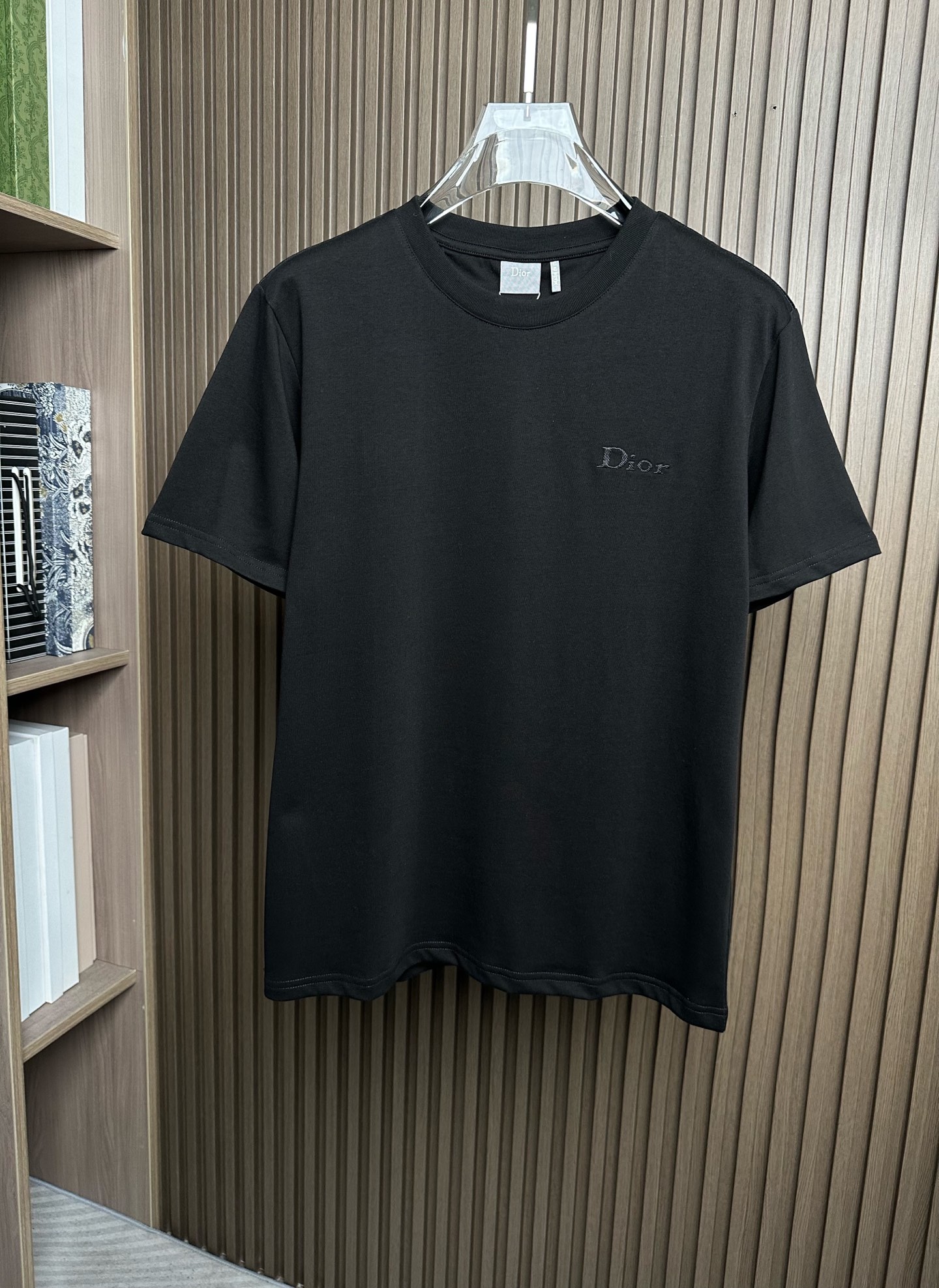 NO:912488,(Black ~) CD Dior 26SS new spring and summer new jersey cotton basic round neck short T-shirt, casual short-sleeved T-shirt with classic letter logo embroidery!  It will be released simultaneously on the official website, and the evergreen popular item is recommended at the CD counter. It is like a carefully crafted work of art, perfectly integrating fashion elements with excellent quality, and has become an indispensable classic choice in the wardrobes of many fashion lovers!  This T-shirt is made of custom-made plain knitted cotton fabric. The fabric is very close to the skin when worn close to the body. It will not cause the slightest itchiness and provides the most considerate care to the skin!  Whether it is in the hot summer or the cool spring and autumn, it can bring you an unparalleled comfortable experience, making you feel like you are above the clouds, forgetting all your worries and fatigue!  The classic letter logo embroidery on the chest is like a fashion password, containing the brand's profound cultural heritage and excellent craftsmanship inheritance!  The hard work and wisdom of the craftsmen have been poured into every stitch and thread. The stitches are fine and even, and the lines are smooth and natural!  It doesn't have too many complicated designs, but with its simple style and classic elements, it can easily handle various occasions!  The unique charm of this T-shirt lies in its own taste and sense of luxury. When you wear it, your whole temperament seems to be sublimated. It is not only a piece of clothing, but also a reflection of your attitude towards life. It allows you to exude confidence and elegance in every move, making you a fashion leader inadvertently!  Black/white/green, three colors included!  Sizes S-XXL S size shoulder width 45cm - bust 106cm - length 66cm M size shoulder width 46cm - bust 110cm - length 67cm L size shoulder width 47cm - bust 114cm - length 68cm XL size shoulder width 48cm - bust 118cm - length 70cm XXL size shoulder width 50cm - bust 122cm - length 72cm  Recommended size (standard version) If you are 174-140 pounds tall, try on size M, which is suitable!  For boys weighing less than 135 pounds, choose size S, between 135 and 148 pounds, choose size M, between 148 and 160 pounds, choose size L, between 160 and 173 pounds, choose size XL, and between 173 and 186 pounds, choose size XXL!  All girls can choose size S!  ,,dior,T-shirt,tees,t-shirt,19860909（黑色～）CD迪奥26SS春夏新款平纹针织棉布基础圆领短T,经典字母徽标刺绣休闲短袖T恤衫！同步官网发售,CD柜台常青款热门单品推荐,它宛如一件精心雕琢的艺术品,将时尚元素与卓越品质完美融合,成为众多时尚爱好者衣橱中不可或缺的经典之选！ 这款T恤选用客供定制平纹针织棉布,面料贴身穿着亲肤性极佳,不会有丝毫的刺痒感,给予肌肤最贴心的呵护！无论是在炎炎夏日,还是凉爽的春秋时节,它都能为你带来无与伦比的舒适体验,让你仿佛置身于云端之上,忘却一切烦恼与疲惫！胸前经典字母徽标刺绣,宛如时尚的密码,蕴含着品牌深厚的文化底蕴与卓越的工艺传承！每一针每一线都倾注了工匠们的心血与智慧,针脚细密均匀,线条流畅自然！它没有过多繁杂的设计,却凭借着简洁的款式和经典的元素,轻松驾驭各种场合！自带品味与高级感是这款T恤的独特魅力所在,当你穿上它仿佛整个人的气质都得到了升华,它不仅仅是一件衣服,更是一种生活态度的体现,它让你在举手投足间散发出自信与优雅,让你在不经意间成为时尚的引领者！黑色/白色/绿色,三色入！尺码S-XXL S码肩宽45cm-胸围106cm-衣长66cm M码肩宽46cm-胸围110cm-衣长67cm L码肩宽47cm-胸围114cm-衣长68cm XL码肩宽48cm-胸围118cm-衣长70cm XXL码肩宽50cm-胸围122cm-衣长72cm 尺码推荐（标准版型） 身高174-140斤,试穿M码合适！ 男生体重135斤以内选择S码,135-148斤选择M码,148-160斤选择L码,160-173斤选择XL码,173-186斤选择XXL码！ 女生全部选择S码即可！,,dior,T-shirt,tees，t-shirt,,Men's clothing
