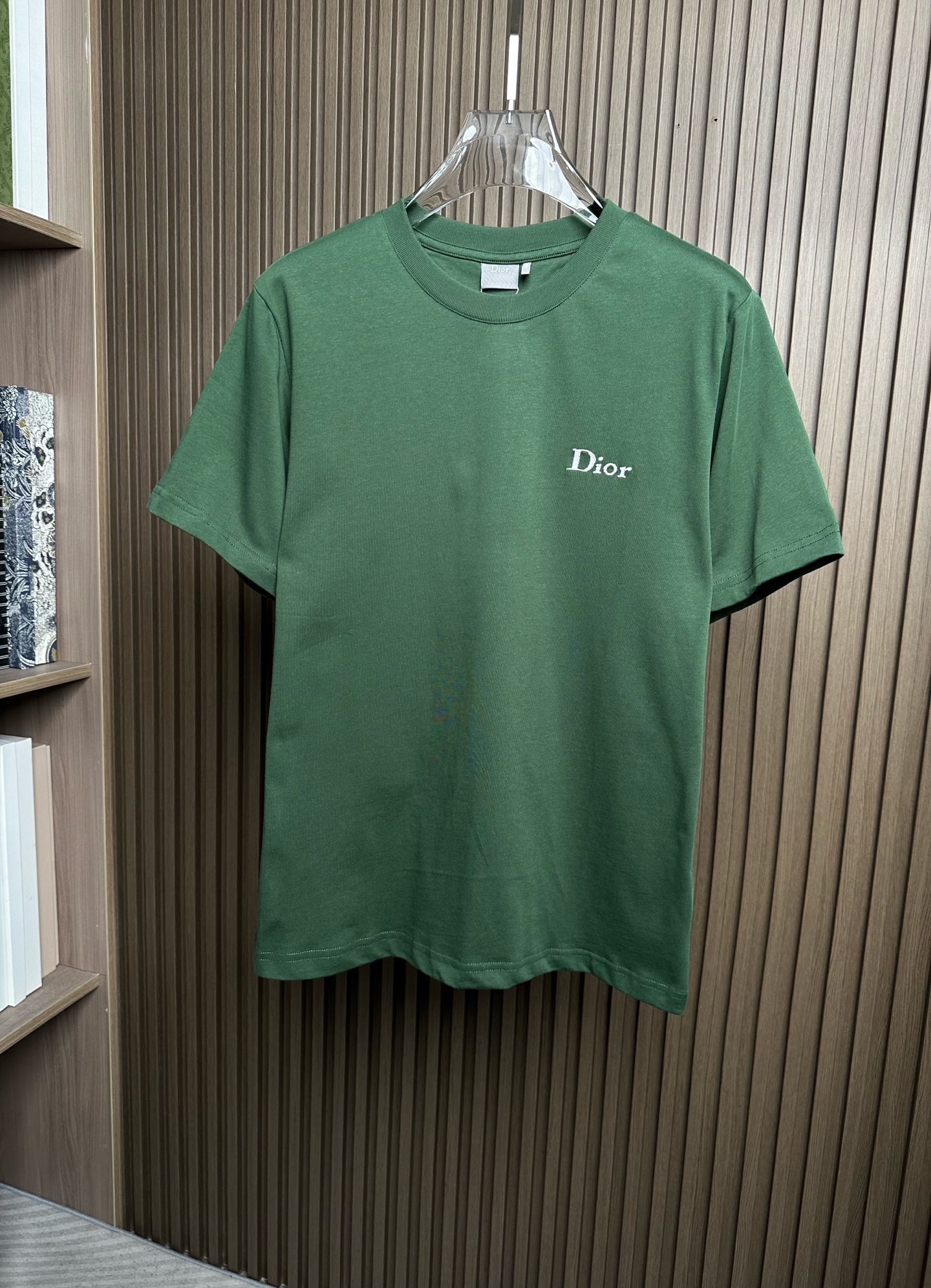 NO:912491,(Green ~) CD Dior 26SS new spring and summer plain knitted cotton basic round neck short T-shirt, casual short-sleeved T-shirt with classic letter logo embroidery!  It will be released simultaneously on the official website, and the evergreen popular item is recommended at the CD counter. It is like a carefully crafted work of art, perfectly integrating fashion elements with excellent quality, and has become an indispensable classic choice in the wardrobes of many fashion lovers!  This T-shirt is made of custom-made plain knitted cotton fabric. The fabric is very close to the skin when worn close to the body. It will not cause the slightest itchiness and provides the most considerate care to the skin!  Whether it is in the hot summer or the cool spring and autumn, it can bring you an unparalleled comfortable experience, making you feel like you are above the clouds, forgetting all your worries and fatigue!  The classic letter logo embroidery on the chest is like a fashion password, containing the brand's profound cultural heritage and excellent craftsmanship inheritance!  The hard work and wisdom of the craftsmen have been poured into every stitch and thread. The stitches are fine and even, and the lines are smooth and natural!  It doesn't have too many complicated designs, but with its simple style and classic elements, it can easily handle various occasions!  The unique charm of this T-shirt lies in its own taste and sense of luxury. When you wear it, your whole temperament seems to be sublimated. It is not only a piece of clothing, but also a reflection of your attitude towards life. It allows you to exude confidence and elegance in every move, making you a fashion leader inadvertently!  Black/white/green, three colors included!  Sizes S-XXL S size shoulder width 45cm - bust 106cm - length 66cm M size shoulder width 46cm - bust 110cm - length 67cm L size shoulder width 47cm - bust 114cm - length 68cm XL size shoulder width 48cm - bust 118cm - length 70cm XXL size shoulder width 50cm - bust 122cm - length 72cm  Recommended size (standard version) If you are 174-140 pounds tall, try on size M, which is suitable!  For boys weighing less than 135 pounds, choose size S, between 135 and 148 pounds, choose size M, between 148 and 160 pounds, choose size L, between 160 and 173 pounds, choose size XL, and between 173 and 186 pounds, choose size XXL!  All girls can choose size S!  ,,dior,T-shirt,tees,t-shirt,19860909（绿色～）CD迪奥26SS春夏新款平纹针织棉布基础圆领短T,经典字母徽标刺绣休闲短袖T恤衫！同步官网发售,CD柜台常青款热门单品推荐,它宛如一件精心雕琢的艺术品,将时尚元素与卓越品质完美融合,成为众多时尚爱好者衣橱中不可或缺的经典之选！ 这款T恤选用客供定制平纹针织棉布,面料贴身穿着亲肤性极佳,不会有丝毫的刺痒感,给予肌肤最贴心的呵护！无论是在炎炎夏日,还是凉爽的春秋时节,它都能为你带来无与伦比的舒适体验,让你仿佛置身于云端之上,忘却一切烦恼与疲惫！胸前经典字母徽标刺绣,宛如时尚的密码,蕴含着品牌深厚的文化底蕴与卓越的工艺传承！每一针每一线都倾注了工匠们的心血与智慧,针脚细密均匀,线条流畅自然！它没有过多繁杂的设计,却凭借着简洁的款式和经典的元素,轻松驾驭各种场合！自带品味与高级感是这款T恤的独特魅力所在,当你穿上它仿佛整个人的气质都得到了升华,它不仅仅是一件衣服,更是一种生活态度的体现,它让你在举手投足间散发出自信与优雅,让你在不经意间成为时尚的引领者！黑色/白色/绿色,三色入！尺码S-XXL S码肩宽45cm-胸围106cm-衣长66cm M码肩宽46cm-胸围110cm-衣长67cm L码肩宽47cm-胸围114cm-衣长68cm XL码肩宽48cm-胸围118cm-衣长70cm XXL码肩宽50cm-胸围122cm-衣长72cm 尺码推荐（标准版型） 身高174-140斤,试穿M码合适！ 男生体重135斤以内选择S码,135-148斤选择M码,148-160斤选择L码,160-173斤选择XL码,173-186斤选择XXL码！ 女生全部选择S码即可！,,dior,T-shirt,tees，t-shirt,,Men's clothing